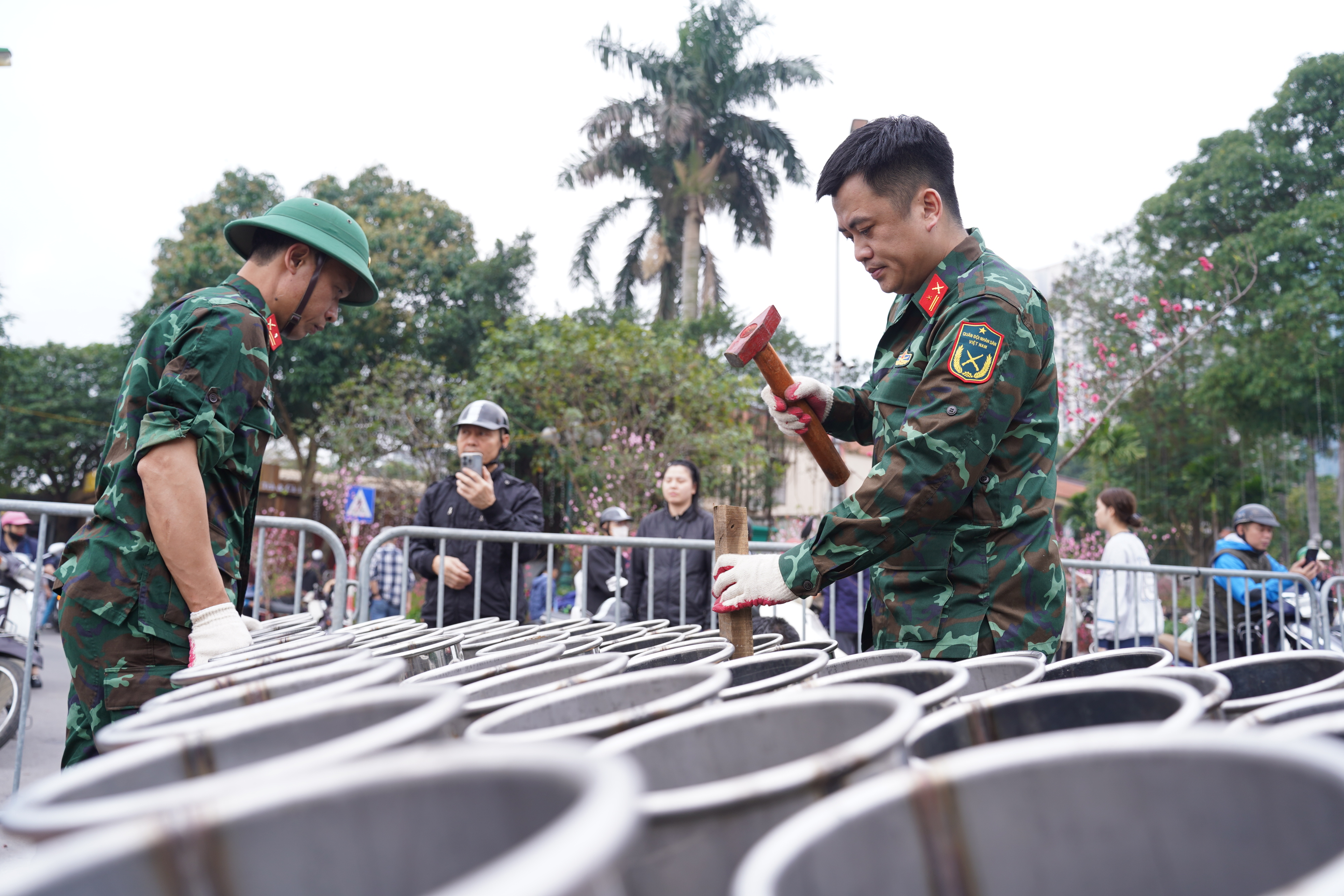 Cận cảnh các trận địa pháo hoa ở Hà Nội trước thời khắc đón Giao thừa- Ảnh 6.