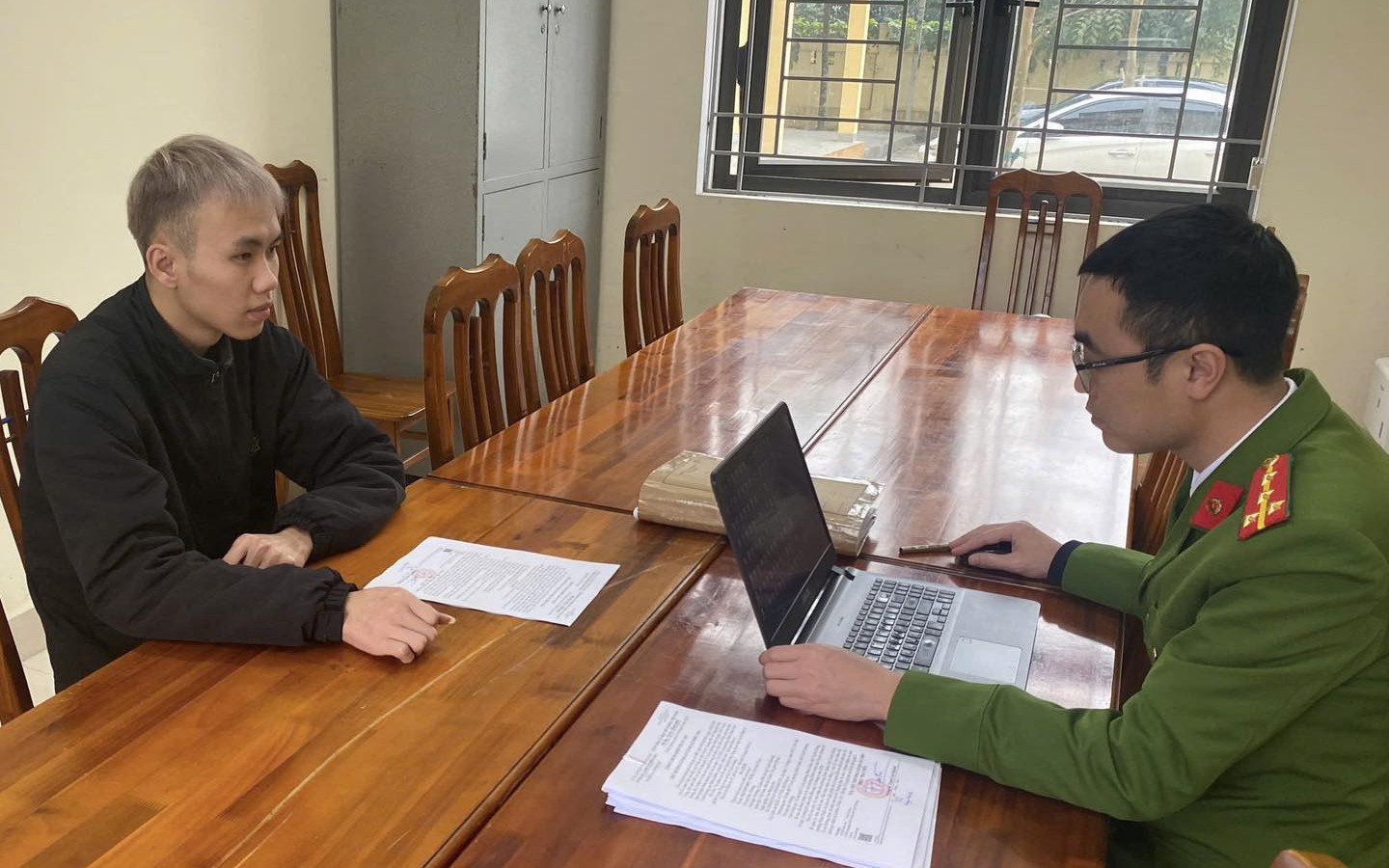 Xôn xao bé gái 6 tuổi điều khiển xe máy điện chở người lưu thông trên đường- Ảnh 4.