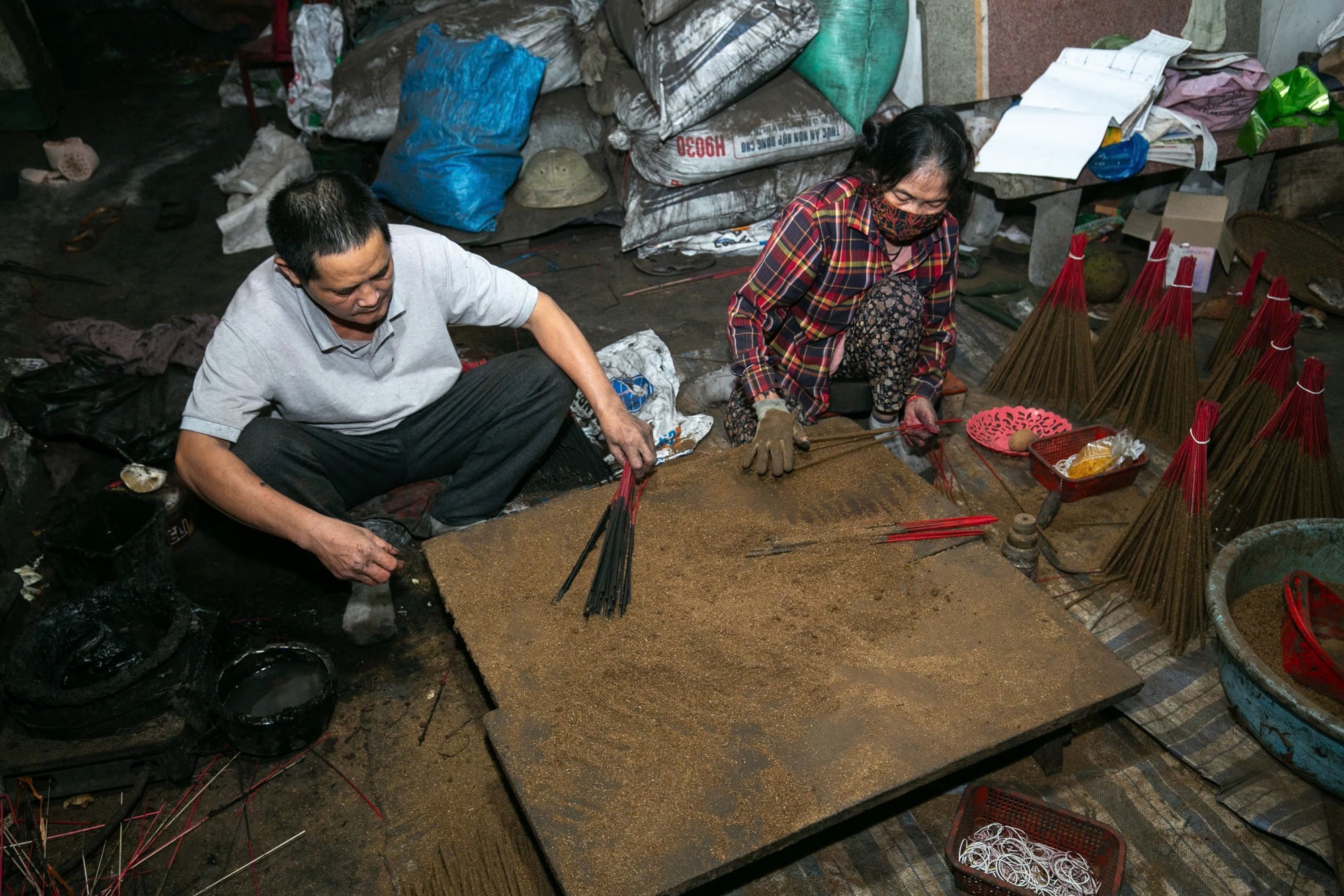 Làng làm hương truyền thống tất bật những ngày cận Tết 2026- Ảnh 2. Làng làm hương truyền thống tất bật những ngày cận Tết 2026- Ảnh 2.