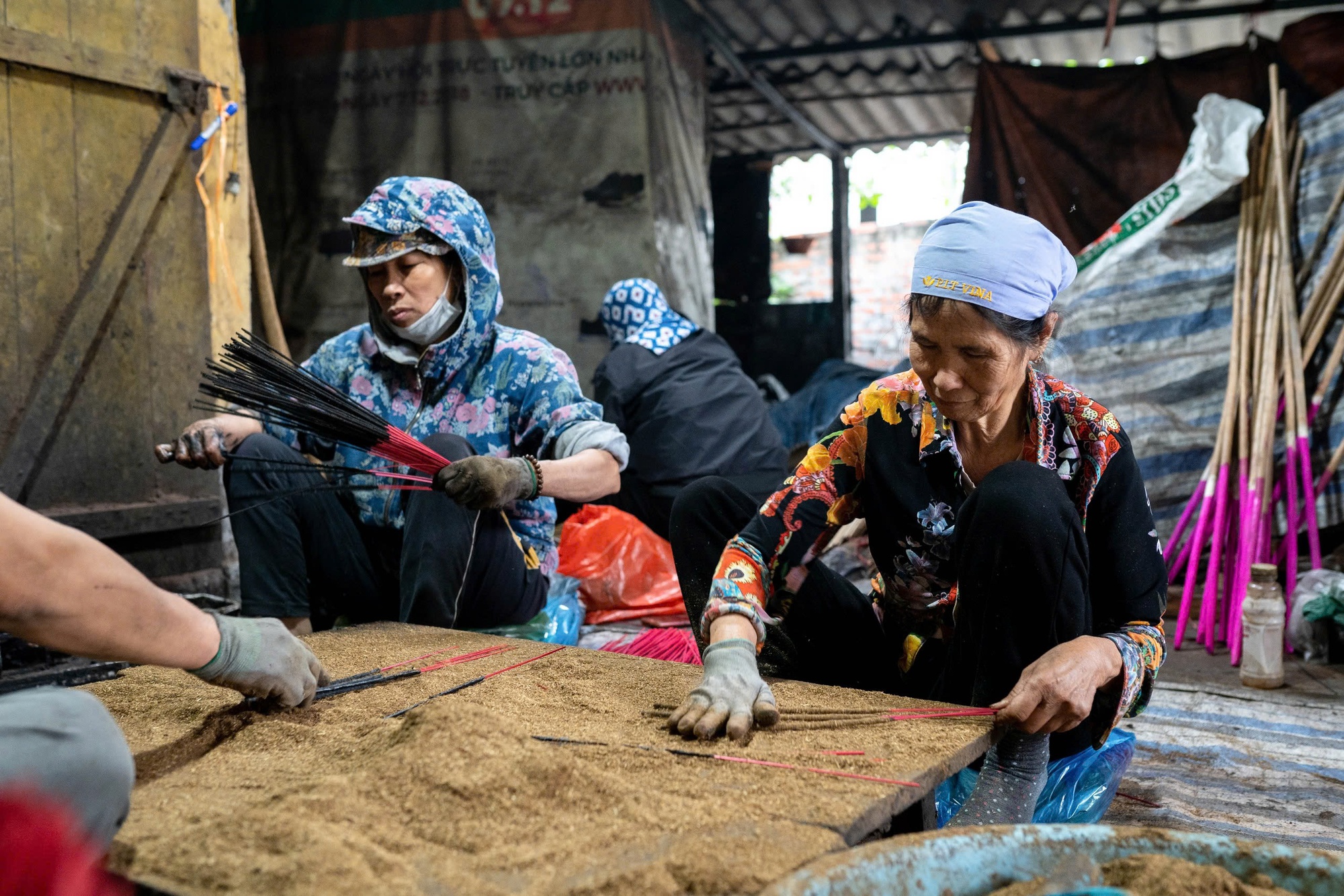 Làng làm hương truyền thống tất bật những ngày cận Tết 2026- Ảnh 3. Làng làm hương truyền thống tất bật những ngày cận Tết 2026- Ảnh 3.