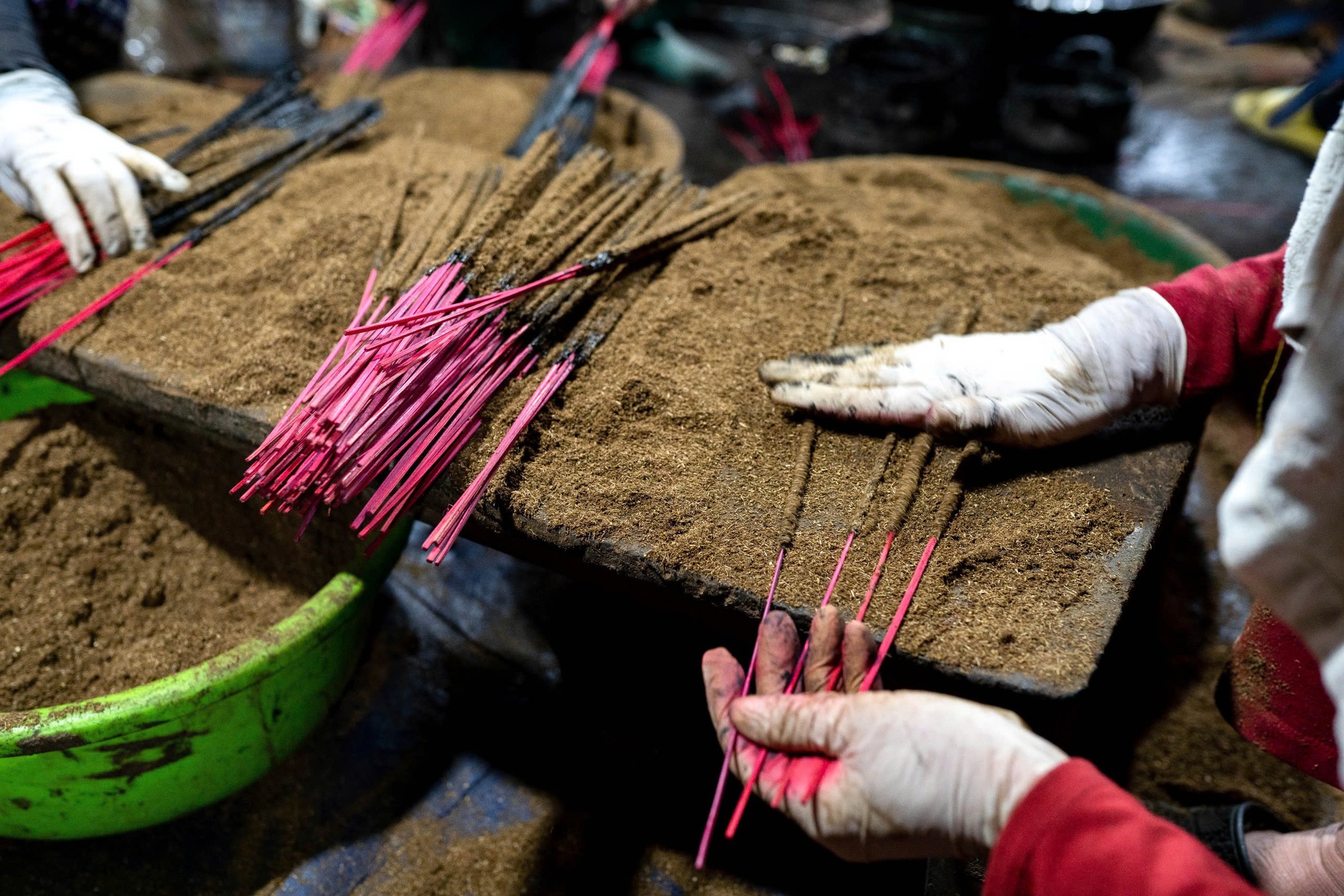 Làng làm hương truyền thống tất bật những ngày cận Tết 2026- Ảnh 5. Làng làm hương truyền thống tất bật những ngày cận Tết 2026- Ảnh 5.