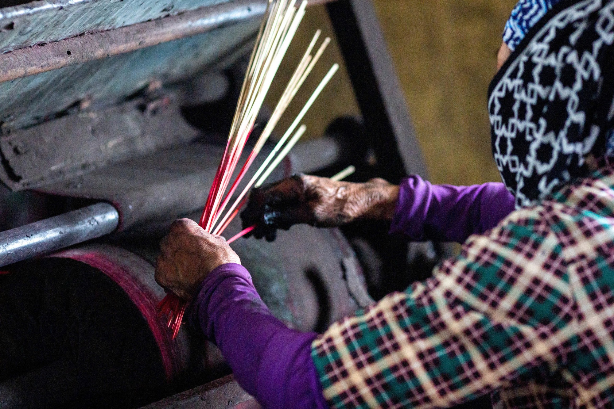 Làng làm hương truyền thống tất bật những ngày cận Tết 2026- Ảnh 4. Làng làm hương truyền thống tất bật những ngày cận Tết 2026- Ảnh 4.