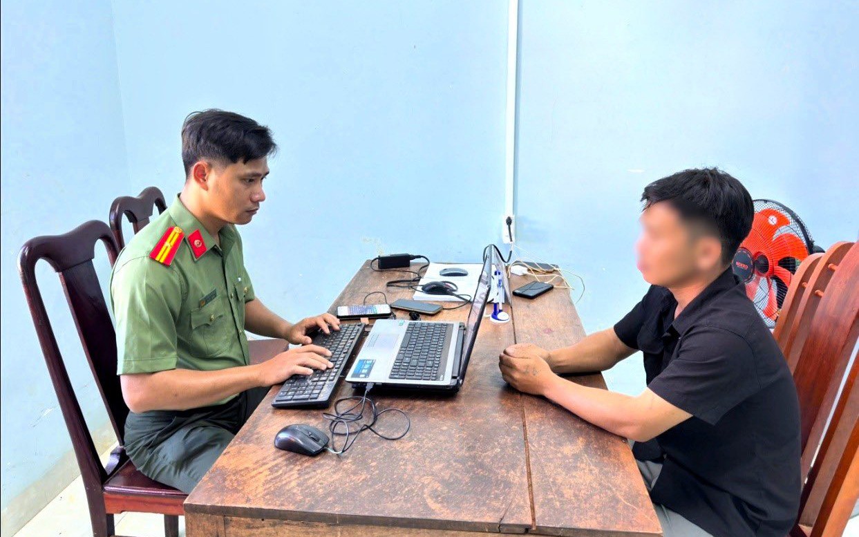 Bắt tạm giam thanh niên bẻ khóa điện thoại, chuyển tiền ngân hàng nạp game 'nổ hũ'- Ảnh 2.