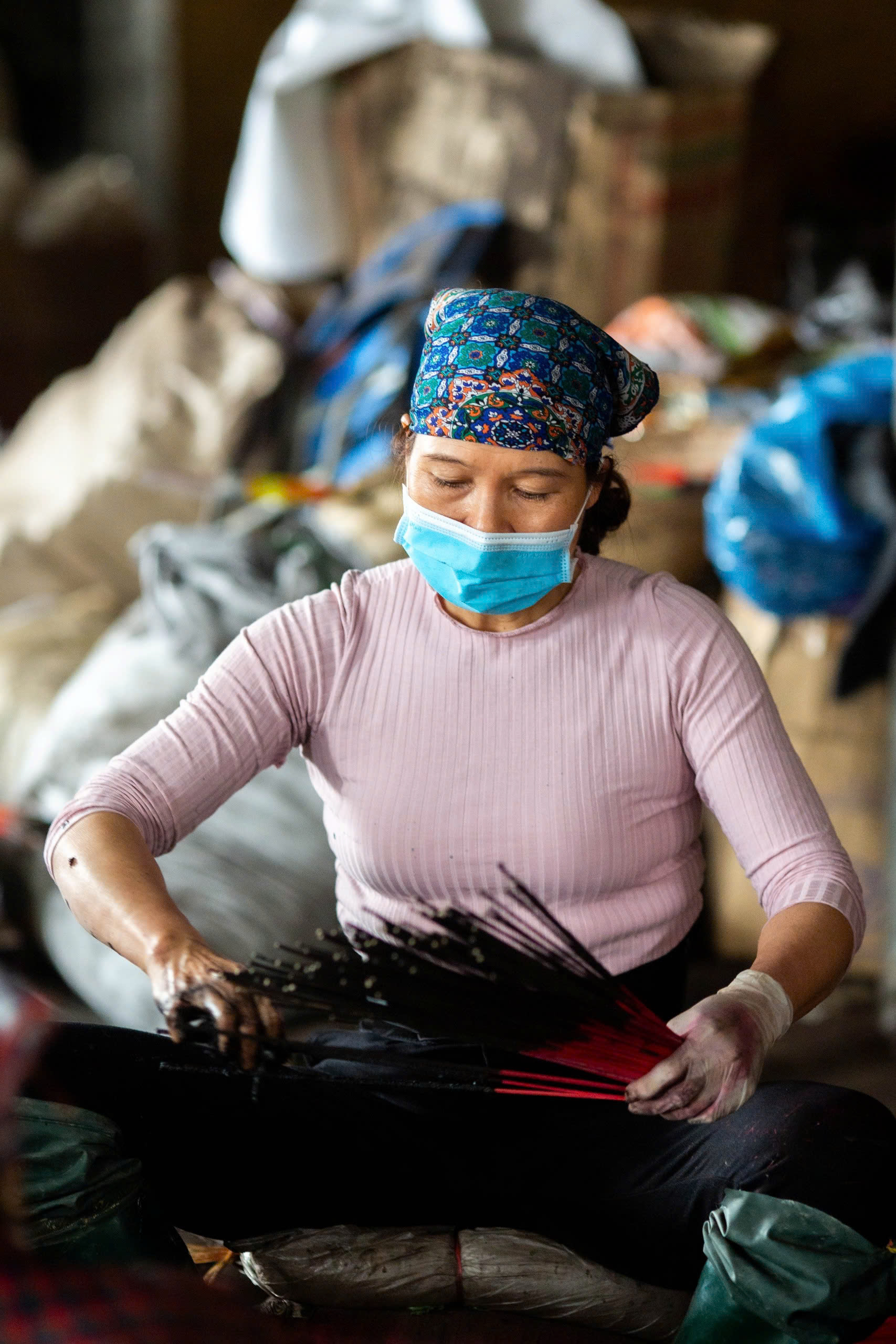 Làng làm hương truyền thống tất bật những ngày cận Tết 2026- Ảnh 7. Làng làm hương truyền thống tất bật những ngày cận Tết 2026- Ảnh 7.