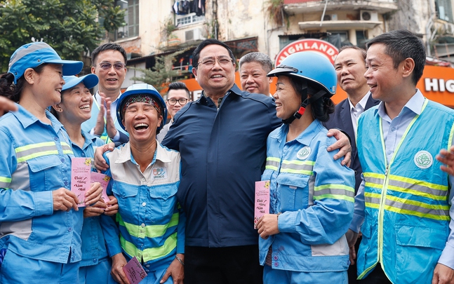 Thủ tướng Chính phủ thăm, chúc Tết, động viên y bác sĩ và bệnh nhân tại 2 bệnh viện tuyến đầu- Ảnh 24. Thủ tướng xuống đường thăm, động viên công nhân môi trường Thủ đô những ngày giáp Tết