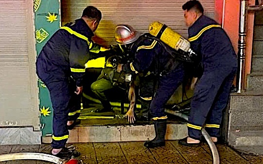 Kịp thời giải cứu cô gái trèo ra ngoài nhà cao tầng ở Tây Hồ- Ảnh 1.