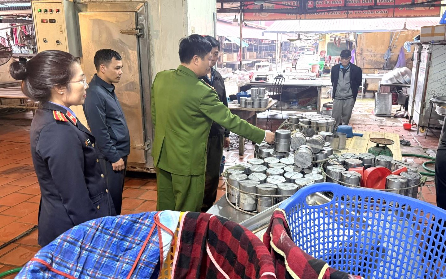 Hai mẹ con sản xuất giò chả, xúc xích số lượng lớn chứa hàn the