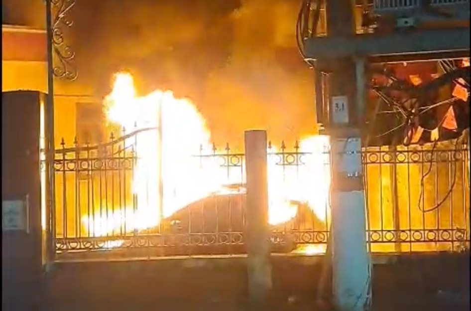 Đã bắt được người đốt 2 xe ô tô và cổng chùa trong đêm- Ảnh 1. Đã bắt được người đốt 2 xe ô tô và cổng chùa trong đêm- Ảnh 1.