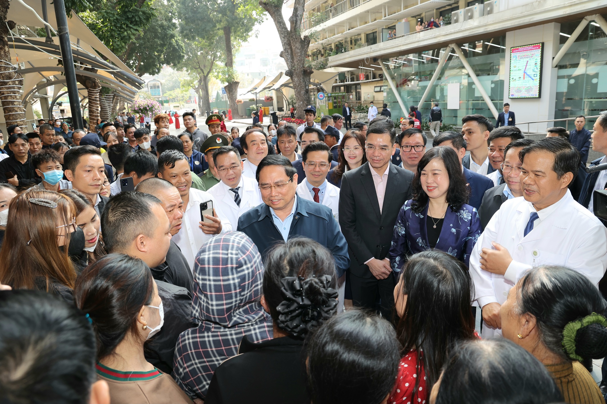 Thủ tướng Chính phủ thăm, chúc Tết, động viên y bác sĩ và bệnh nhân tại 2 bệnh viện tuyến đầu- Ảnh 15. Thủ tướng Chính phủ thăm, chúc Tết, động viên y bác sĩ và bệnh nhân tại 2 bệnh viện tuyến đầu- Ảnh 15.