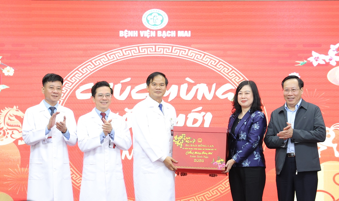 Thủ tướng Chính phủ thăm, chúc Tết, động viên y bác sĩ và bệnh nhân tại 2 bệnh viện tuyến đầu- Ảnh 18. Thủ tướng Chính phủ thăm, chúc Tết, động viên y bác sĩ và bệnh nhân tại 2 bệnh viện tuyến đầu- Ảnh 18.