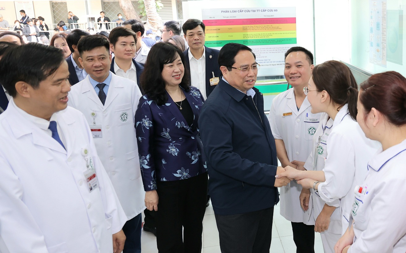 Thủ tướng Chính phủ thăm, chúc Tết, động viên y bác sĩ và bệnh nhân tại 2 bệnh viện tuyến đầu