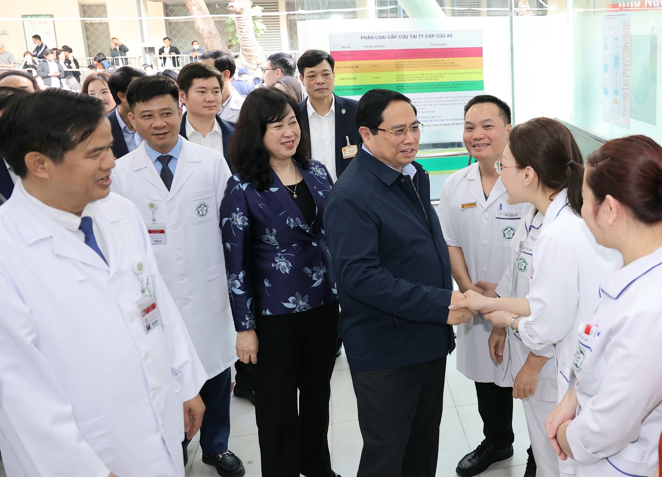 Thủ tướng Chính phủ thăm, chúc Tết, động viên y bác sĩ và bệnh nhân tại 2 bệnh viện tuyến đầu- Ảnh 16. Thủ tướng Chính phủ thăm, chúc Tết, động viên y bác sĩ và bệnh nhân tại 2 bệnh viện tuyến đầu- Ảnh 16.