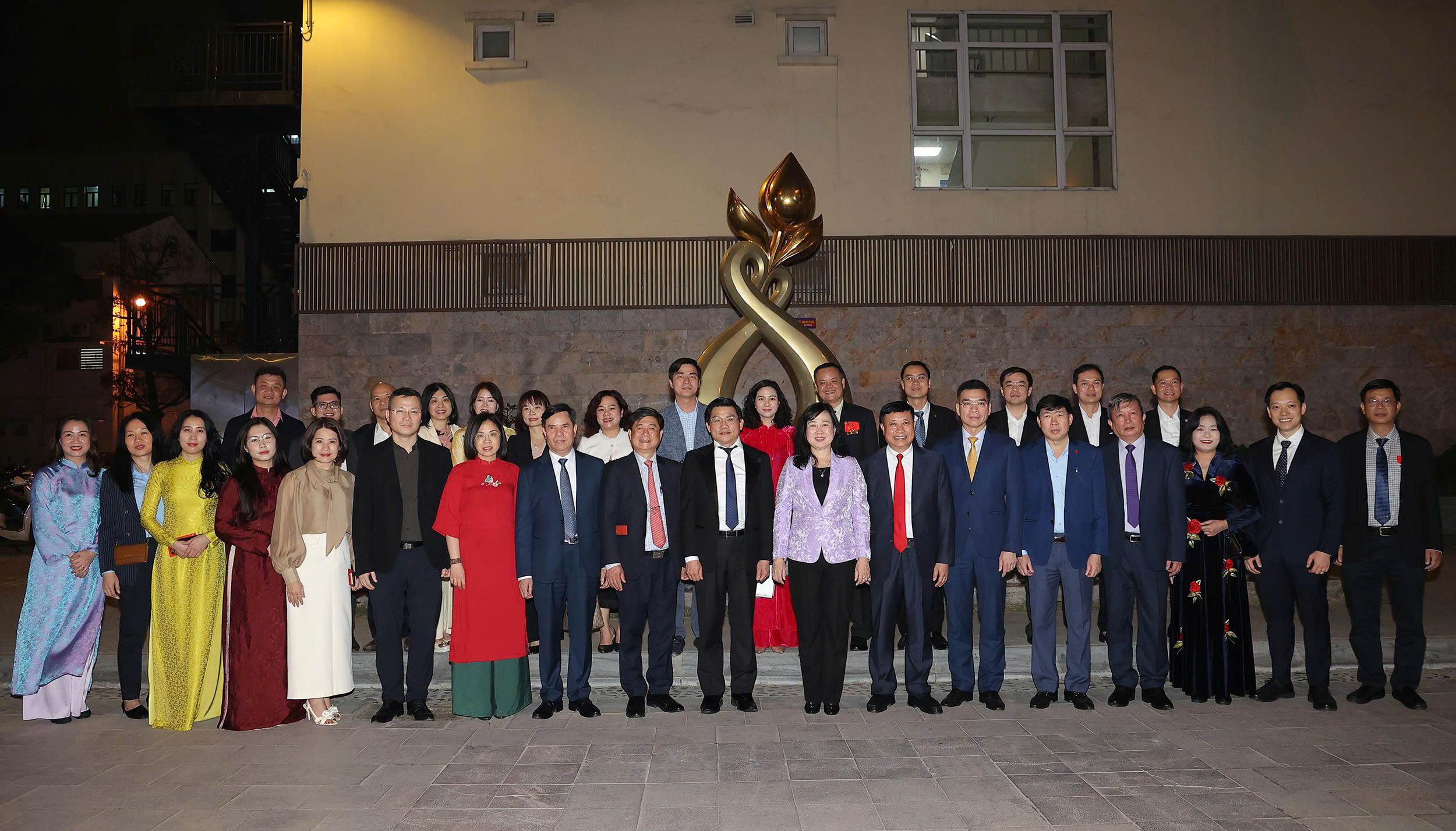 Bộ trưởng Bộ Y tế Đào Hồng Lan thăm, động viên y bác sĩ trực Tết, chúc mừng công dân nhí chào đời đêm Giao thừa- Ảnh 8.