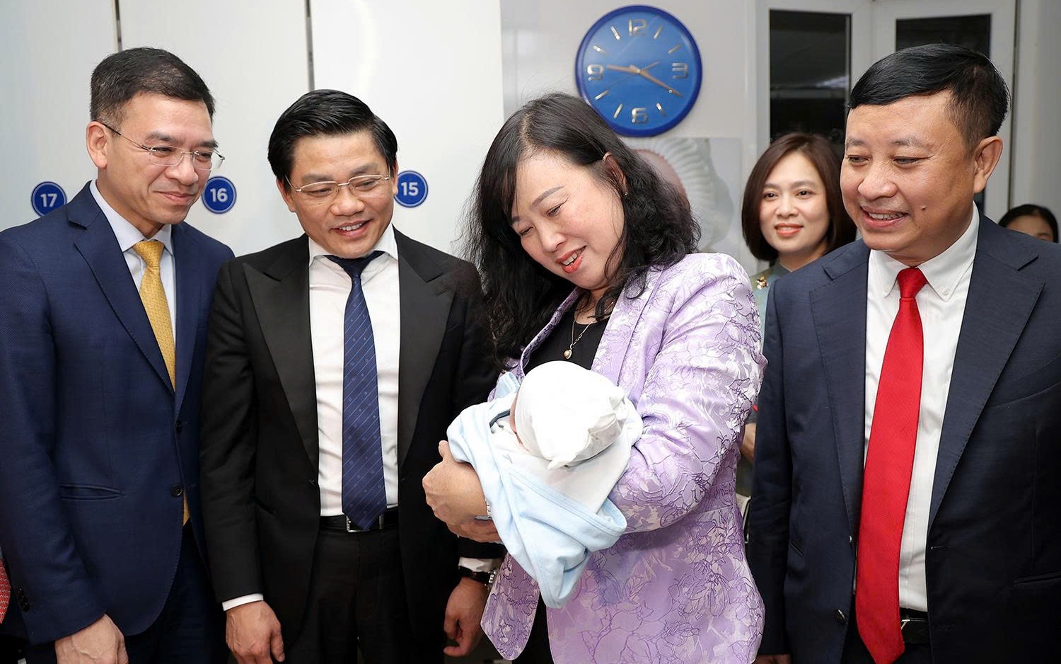 Ngắm 'chàng Ngựa vàng'  'xông đất' Bệnh viện Phụ sản Trung ương - Ảnh 6.