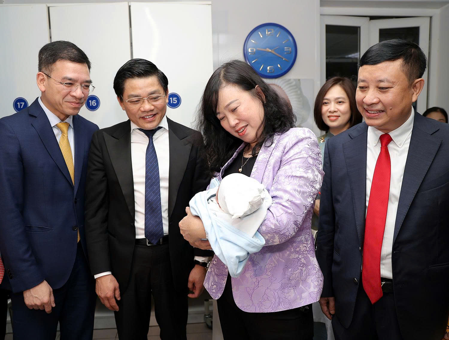 Bộ trưởng Bộ Y tế Đào Hồng Lan thăm, động viên y bác sĩ trực Tết, chúc mừng công dân nhí chào đời đêm Giao thừa- Ảnh 7.