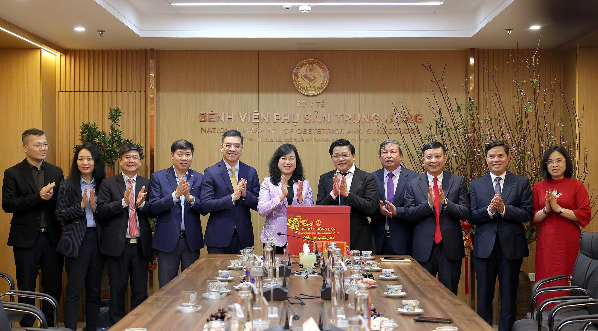 Bộ trưởng Bộ Y tế Đào Hồng Lan thăm, động viên y bác sĩ trực Tết, chúc mừng công dân nhí chào đời đêm Giao thừa- Ảnh 3.