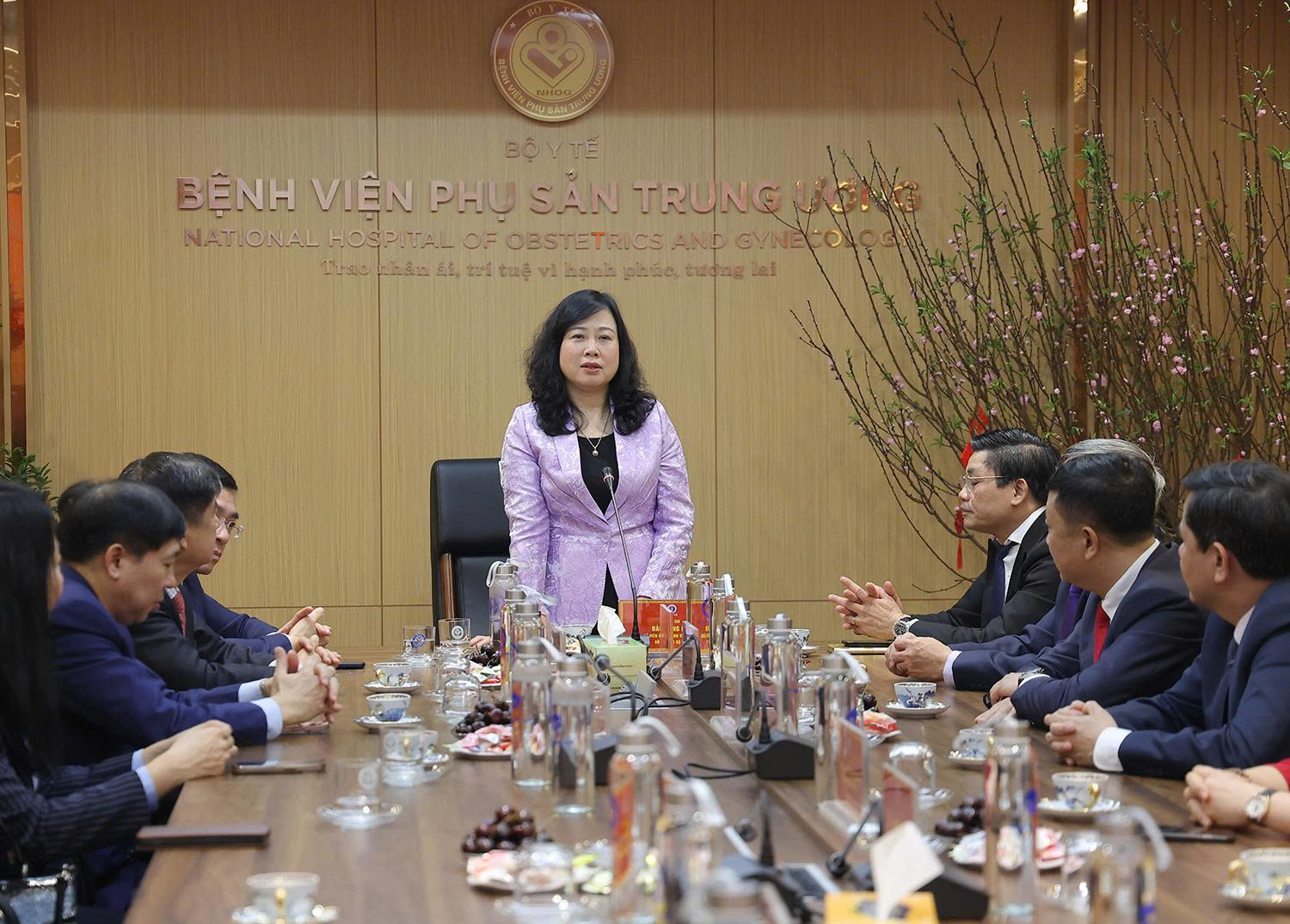 Bộ trưởng Bộ Y tế Đào Hồng Lan thăm, động viên y bác sĩ trực Tết, chúc mừng công dân nhí chào đời đêm Giao thừa- Ảnh 1.