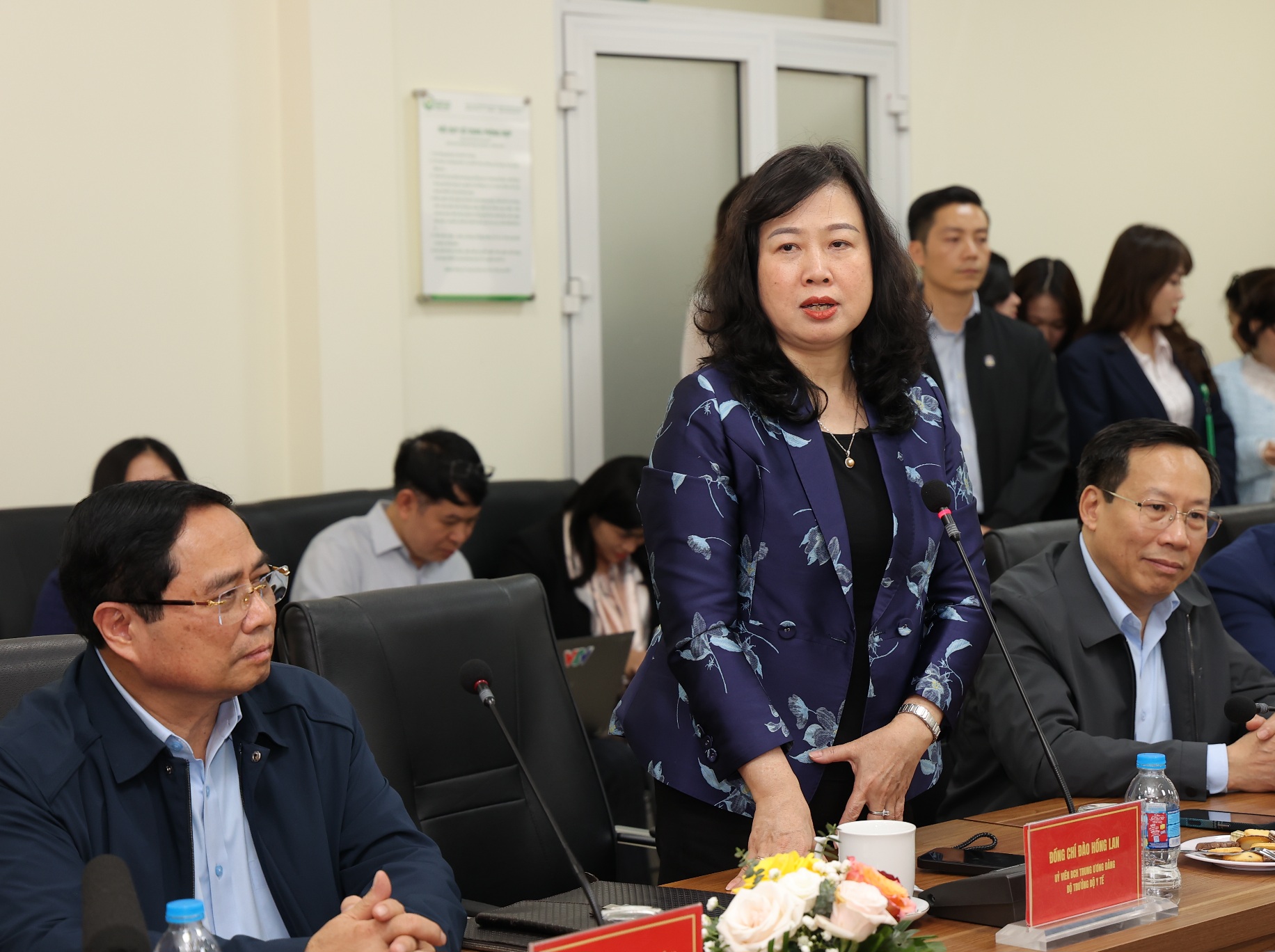 Thủ tướng Chính phủ thăm, chúc Tết, động viên y bác sĩ và bệnh nhân tại 2 bệnh viện tuyến đầu- Ảnh 14. Thủ tướng Chính phủ thăm, chúc Tết, động viên y bác sĩ và bệnh nhân tại 2 bệnh viện tuyến đầu- Ảnh 14.