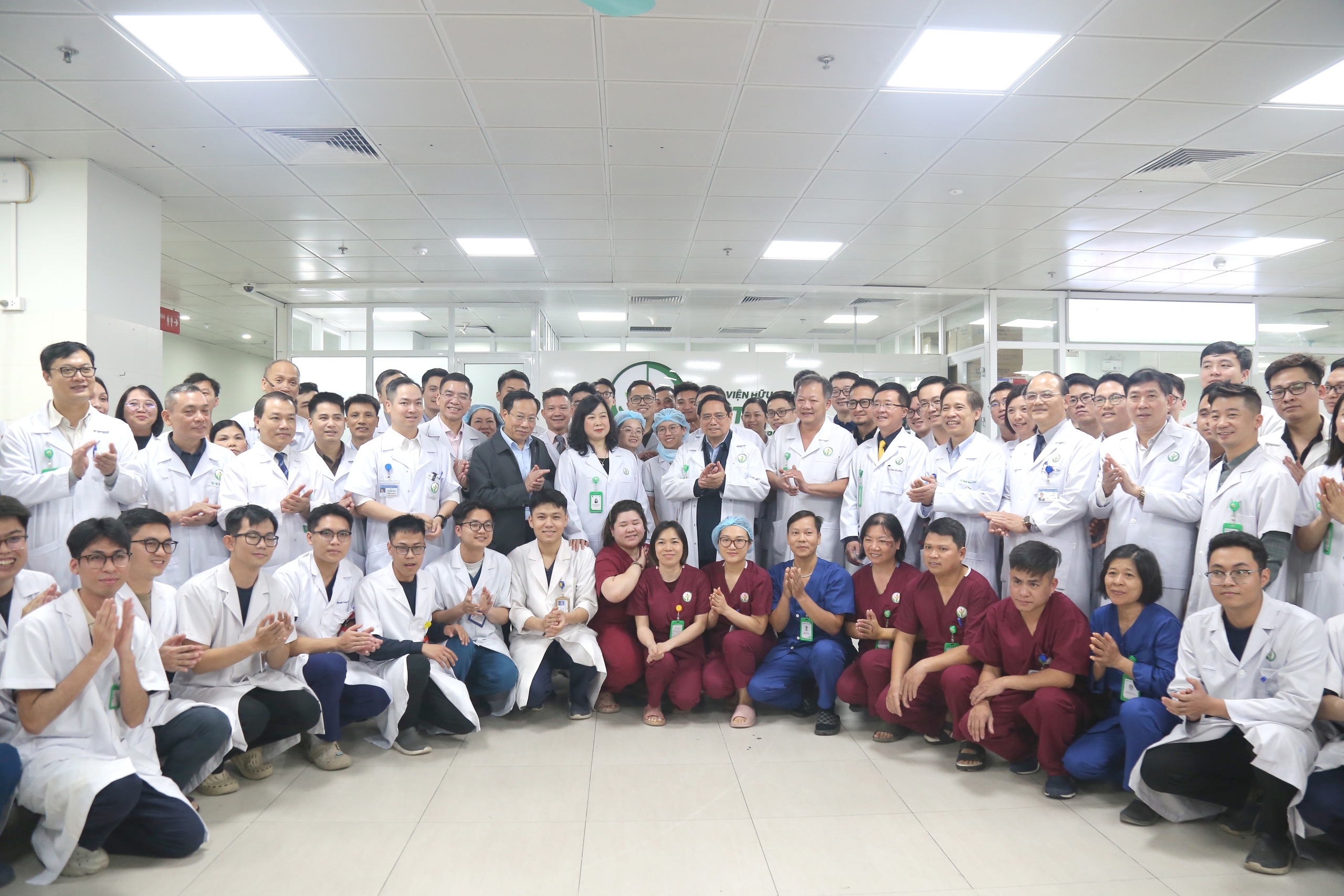 Thủ tướng Chính phủ thăm, chúc Tết, động viên y bác sĩ và bệnh nhân tại 2 bệnh viện tuyến đầu- Ảnh 23. Thủ tướng Chính phủ thăm, chúc Tết, động viên y bác sĩ và bệnh nhân tại 2 bệnh viện tuyến đầu- Ảnh 23.