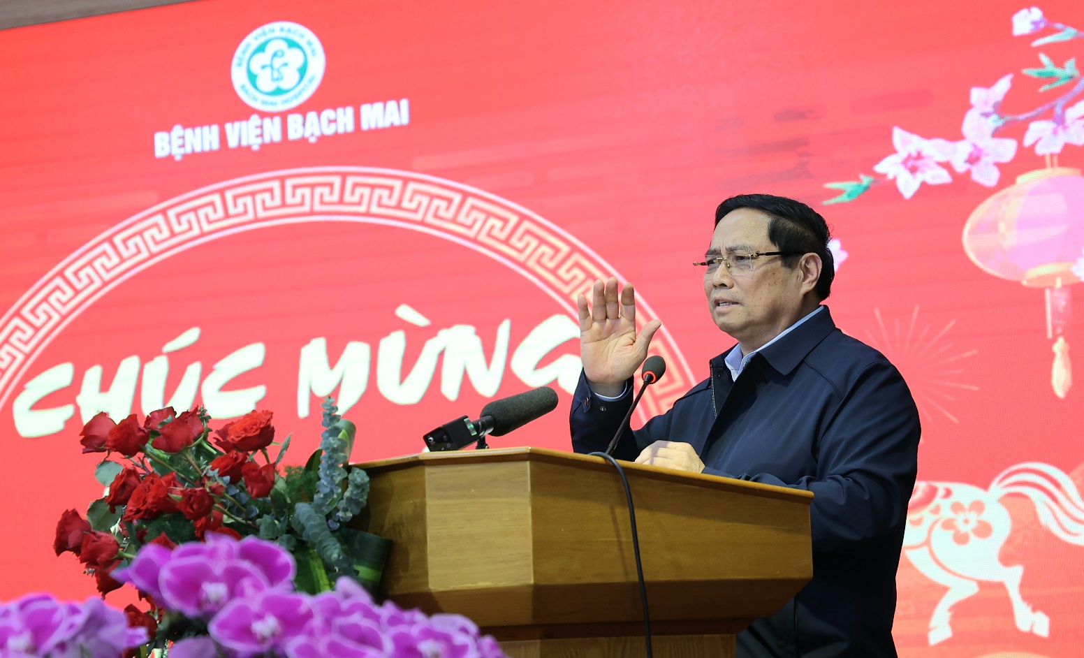 Thủ tướng Chính phủ thăm, chúc Tết, động viên y bác sĩ và bệnh nhân tại 2 bệnh viện tuyến đầu- Ảnh 10. Thủ tướng Chính phủ thăm, chúc Tết, động viên y bác sĩ và bệnh nhân tại 2 bệnh viện tuyến đầu- Ảnh 10.