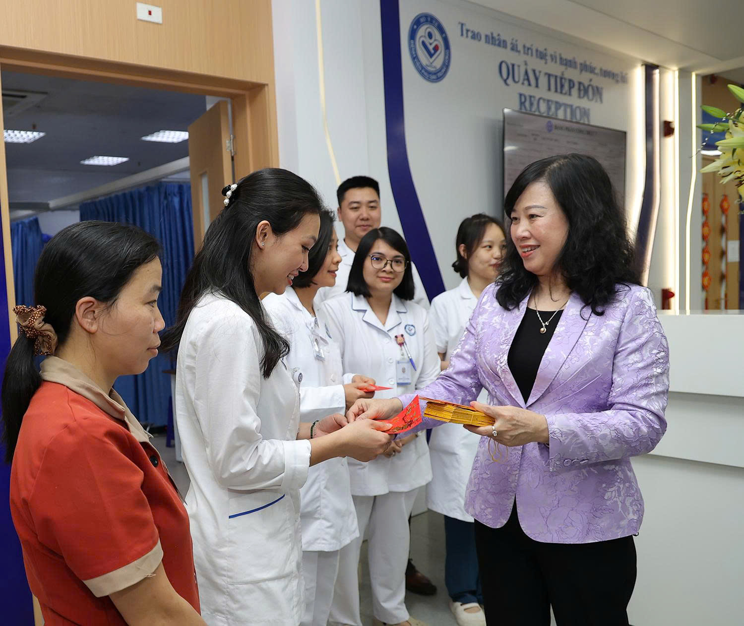 Bộ trưởng Bộ Y tế Đào Hồng Lan thăm, động viên y bác sĩ trực Tết, chúc mừng công dân nhí chào đời đêm Giao thừa- Ảnh 4.