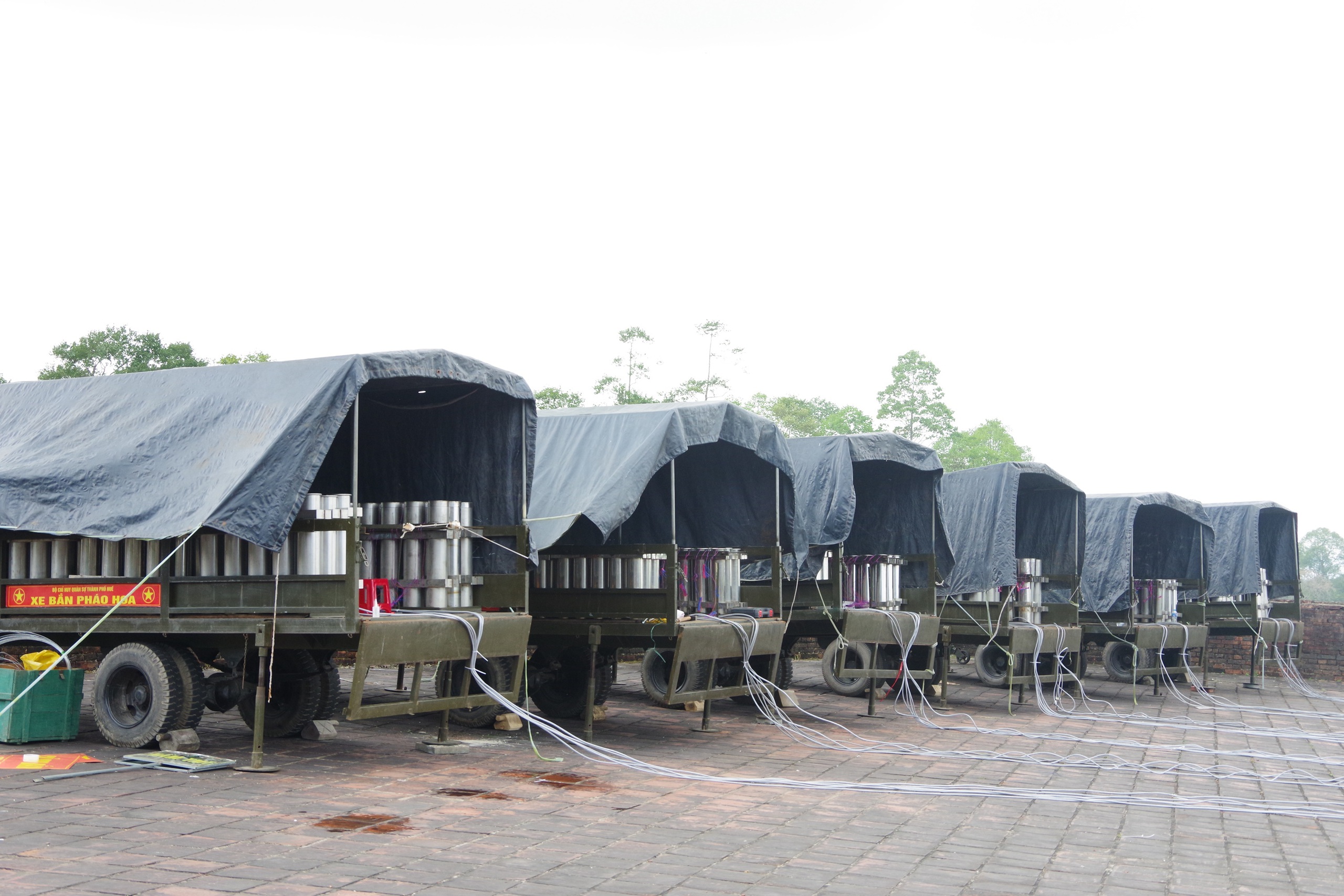 Cận cảnh trận địa pháo hoa sẵn sàng khai hoả đêm giao thừa ở Huế- Ảnh 1. Cận cảnh trận địa pháo hoa sẵn sàng khai hoả đêm giao thừa ở Huế- Ảnh 1.