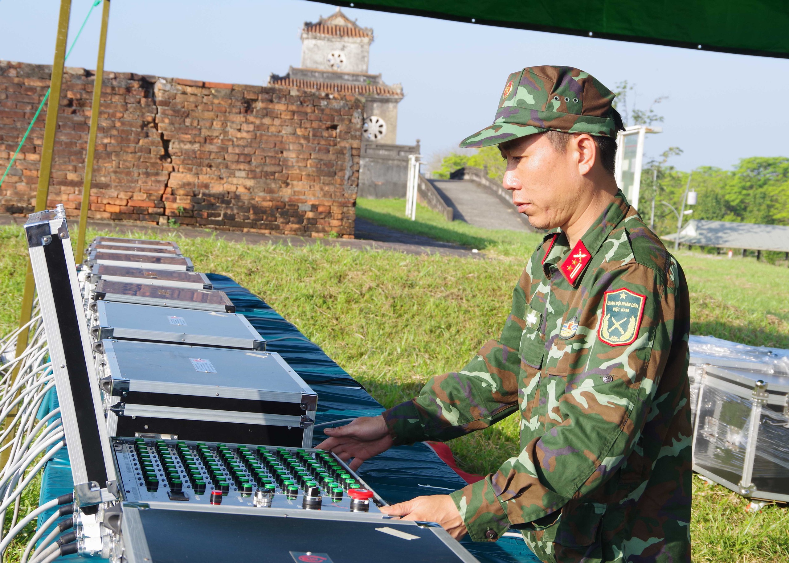 Cận cảnh trận địa pháo hoa sẵn sàng khai hoả đêm giao thừa ở Huế- Ảnh 2. Cận cảnh trận địa pháo hoa sẵn sàng khai hoả đêm giao thừa ở Huế- Ảnh 2.