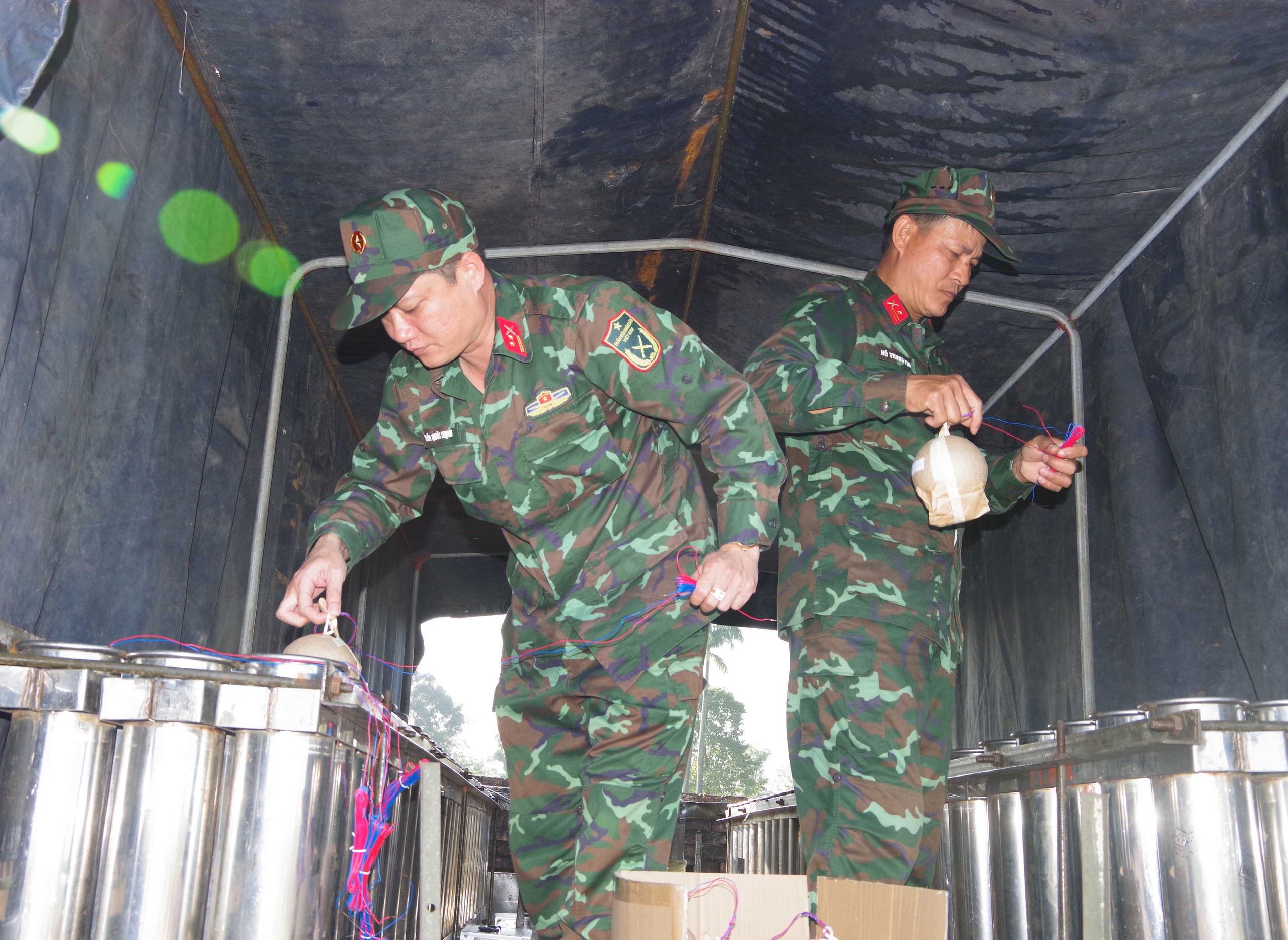 Cận cảnh trận địa pháo hoa sẵn sàng khai hoả đêm giao thừa ở Huế- Ảnh 4. Cận cảnh trận địa pháo hoa sẵn sàng khai hoả đêm giao thừa ở Huế- Ảnh 4.