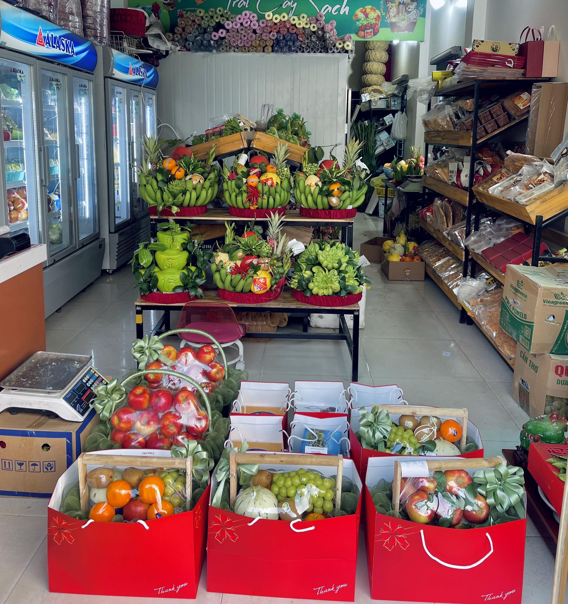 Mâm ngũ quả giá tiền triệu vẫn 'cháy hàng' dịp cận Tết 2026- Ảnh 3. Mâm ngũ quả giá tiền triệu vẫn 'cháy hàng' dịp cận Tết 2026- Ảnh 3.