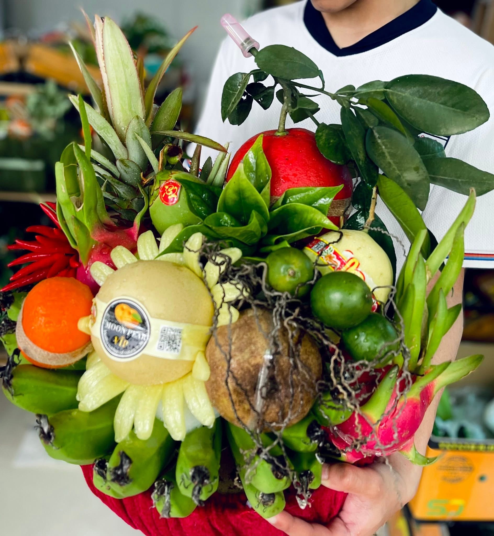 Mâm ngũ quả giá tiền triệu vẫn 'cháy hàng' dịp cận Tết 2026- Ảnh 2. Mâm ngũ quả giá tiền triệu vẫn 'cháy hàng' dịp cận Tết 2026- Ảnh 2.