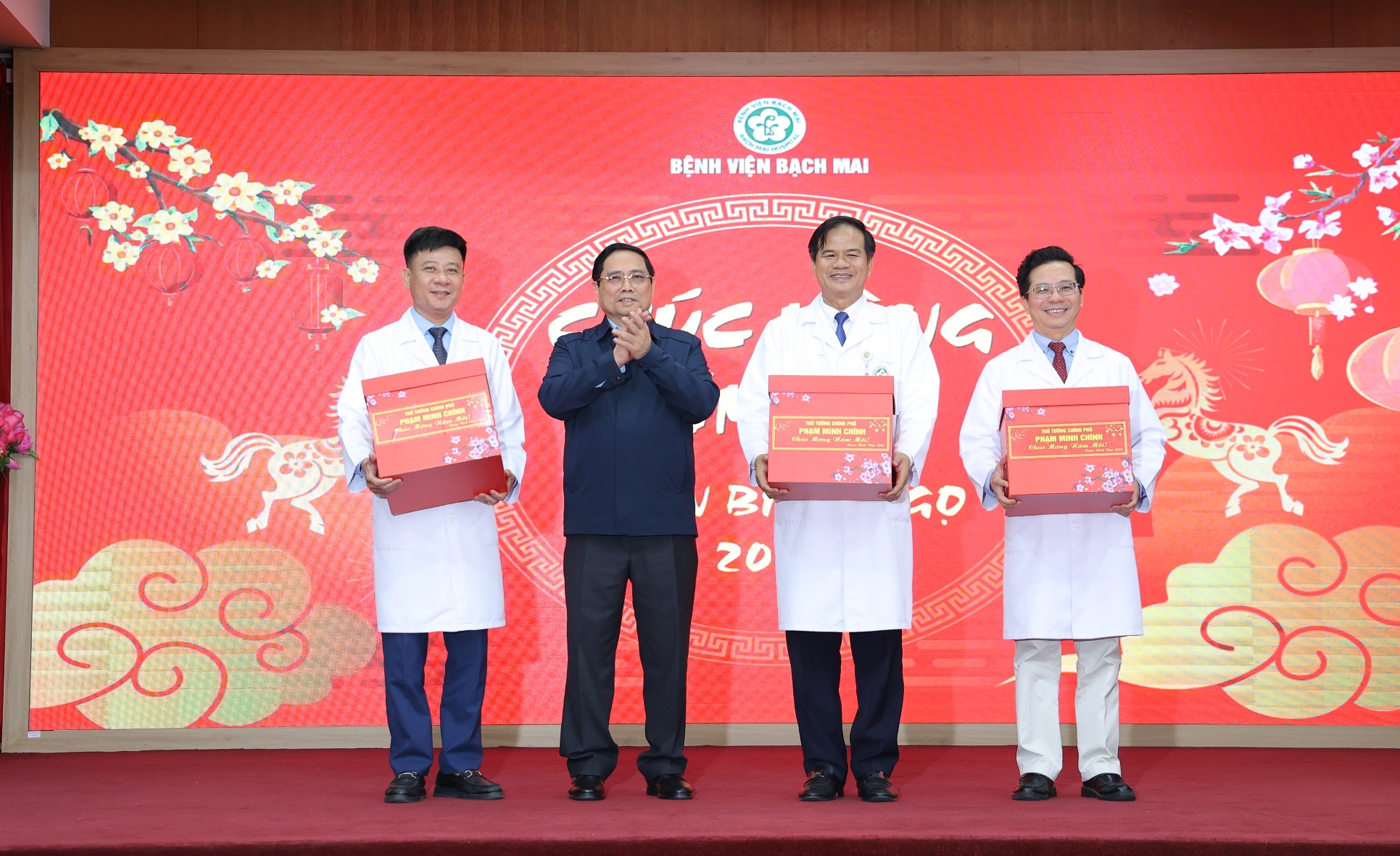 Thủ tướng Chính phủ thăm, chúc Tết, động viên y bác sĩ và bệnh nhân tại 2 bệnh viện tuyến đầu- Ảnh 17. Thủ tướng Chính phủ thăm, chúc Tết, động viên y bác sĩ và bệnh nhân tại 2 bệnh viện tuyến đầu- Ảnh 17.