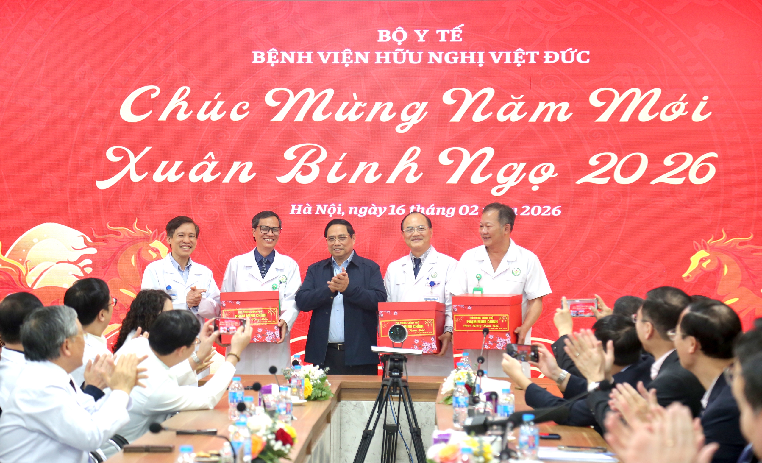 Thủ tướng Chính phủ thăm, chúc Tết, động viên y bác sĩ và bệnh nhân tại 2 bệnh viện tuyến đầu- Ảnh 21. Thủ tướng Chính phủ thăm, chúc Tết, động viên y bác sĩ và bệnh nhân tại 2 bệnh viện tuyến đầu- Ảnh 21.