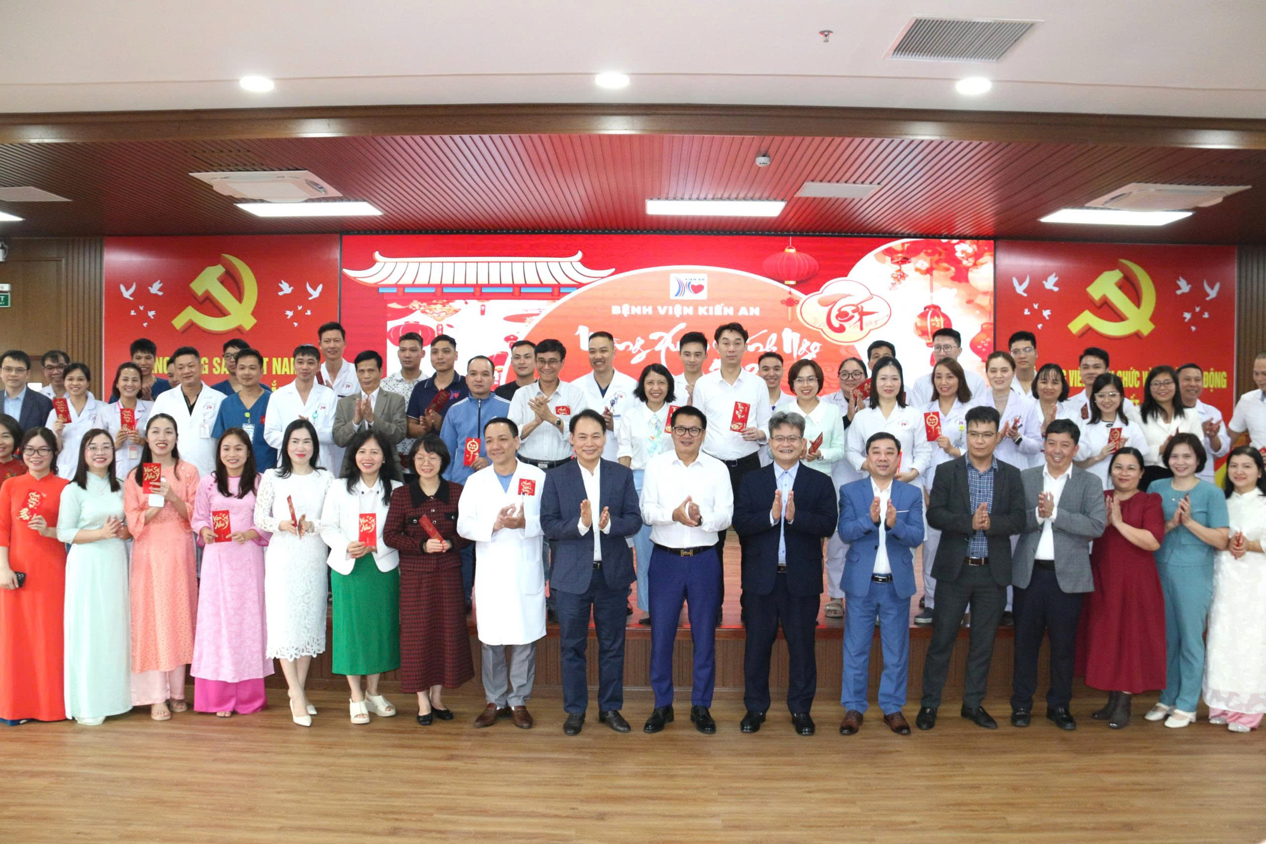 Lãnh đạo Sở Y tế Hải Phòng thăm, tặng quà đơn vị y tế nhân dịp Tết Bính Ngọ 2026- Ảnh 1.