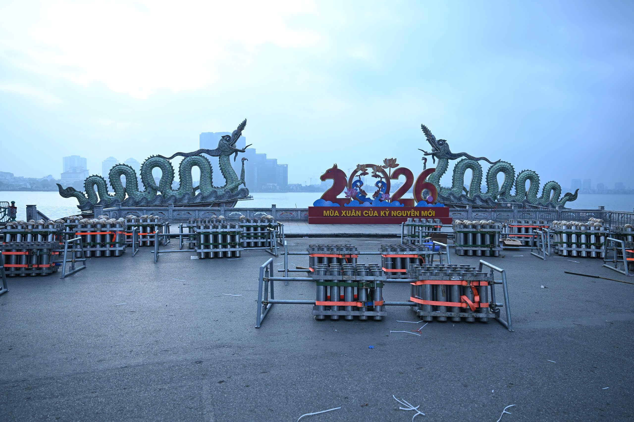 Hình ảnh "nạp đạn" cho trận địa pháo hoa đêm Giao thừa ở Hà Nội- Ảnh 2.