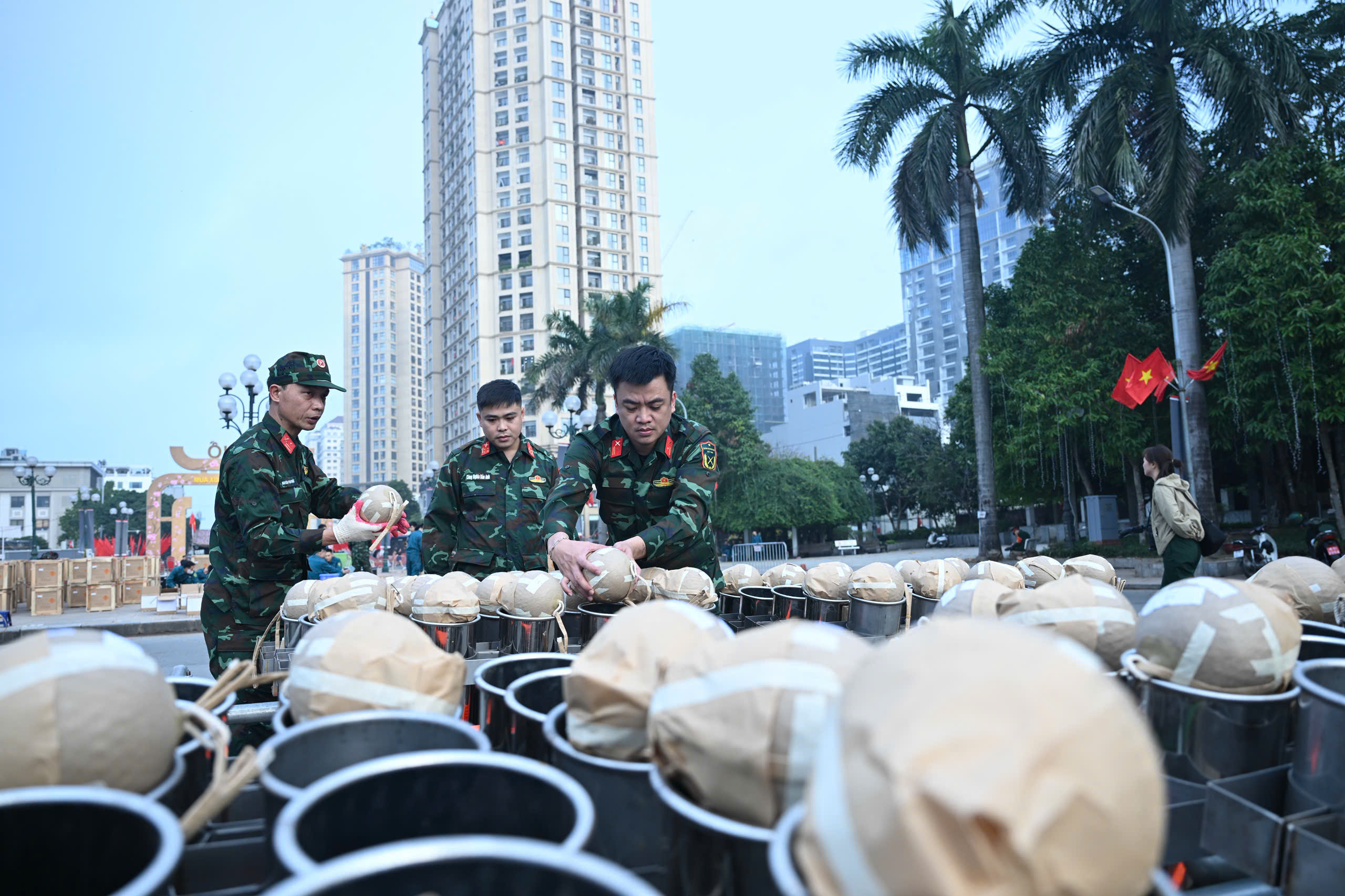 Hình ảnh "nạp đạn" cho trận địa pháo hoa đêm Giao thừa ở Hà Nội- Ảnh 3.