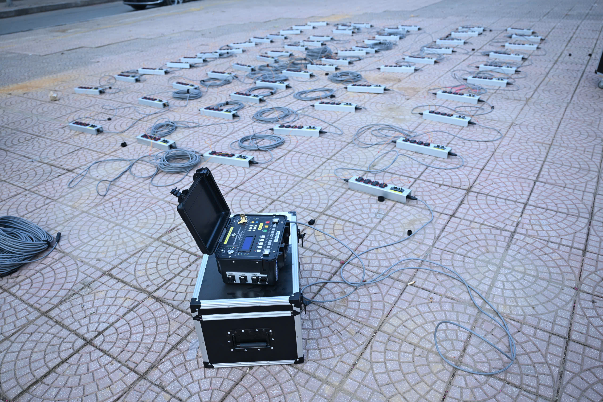 Hình ảnh "nạp đạn" cho trận địa pháo hoa đêm Giao thừa ở Hà Nội- Ảnh 6.