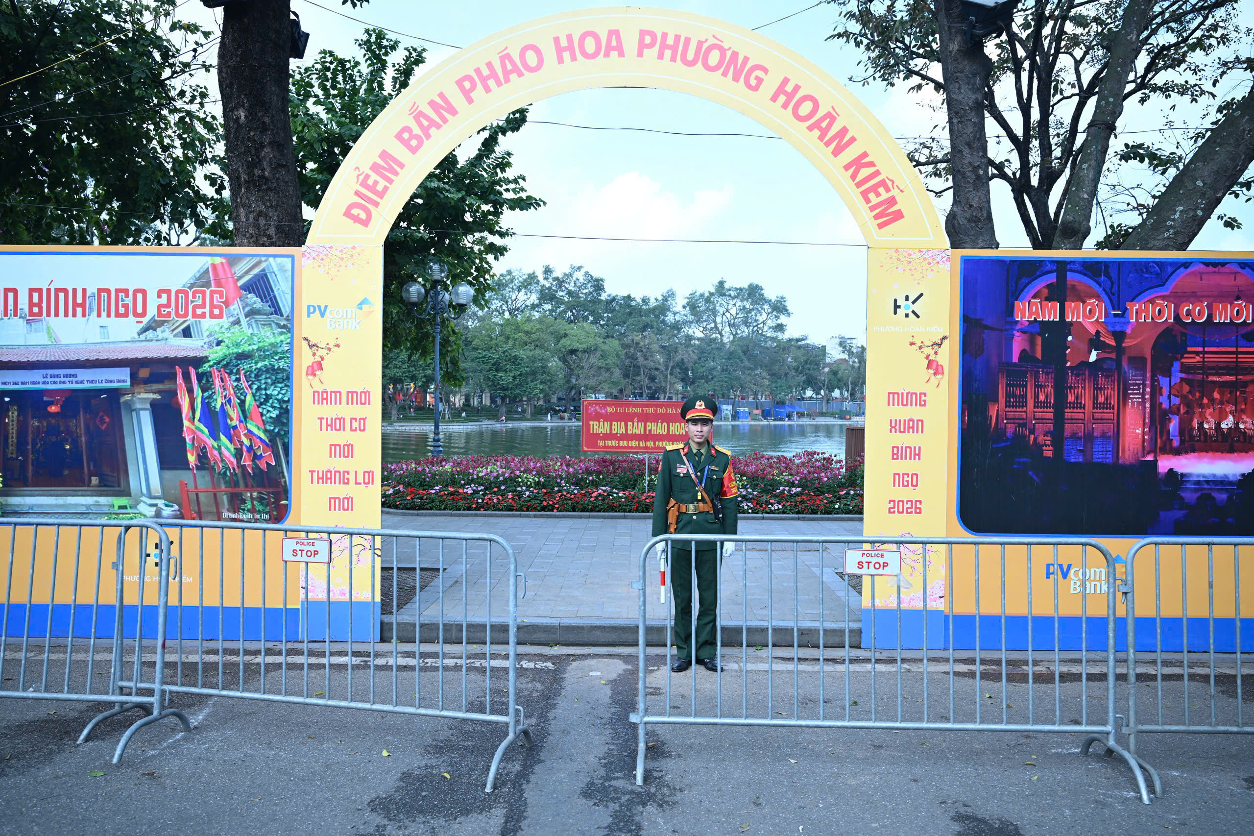 Hình ảnh "nạp đạn" cho trận địa pháo hoa đêm Giao thừa ở Hà Nội- Ảnh 9.