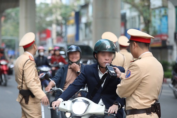 Tài xế xe buýt vi phạm nồng độ cồn trong ngày mùng 1 Tết- Ảnh 7.