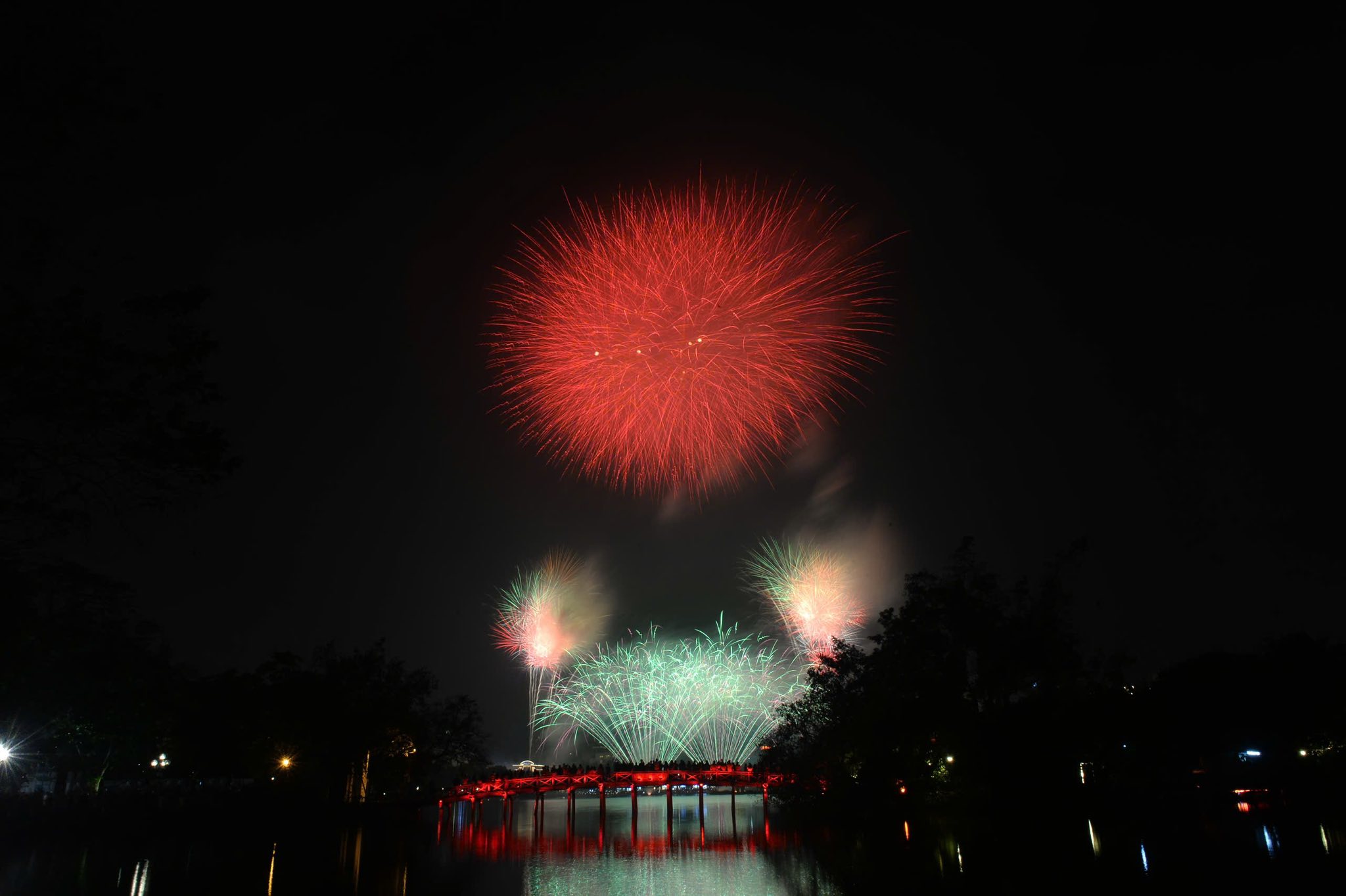 Khoảnh khắc pháo hoa thắp sáng bầu trời Hà Nội đêm giao thừa- Ảnh 3. Khoảnh khắc pháo hoa thắp sáng bầu trời Hà Nội đêm giao thừa- Ảnh 3.