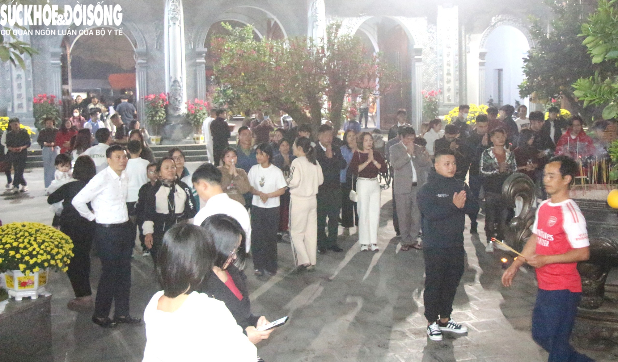 Chuyện chưa biết về xin lộc đêm Giao thừa ở ngôi đền thiêng thờ thần rắn- Ảnh 1.