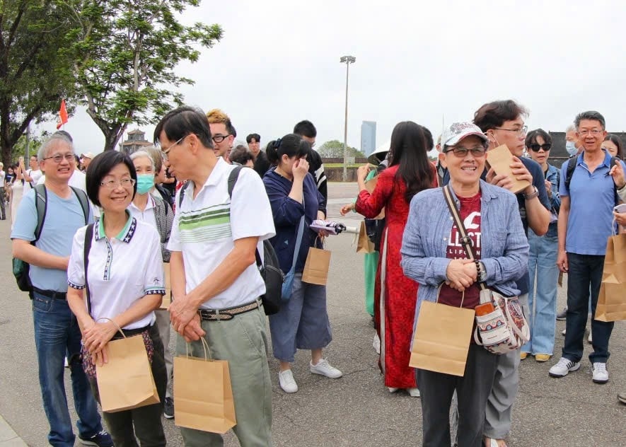 Du xuân hoàng cung, trải nghiệm hái lộc đầu năm giữa không gian di sản Huế- Ảnh 1.