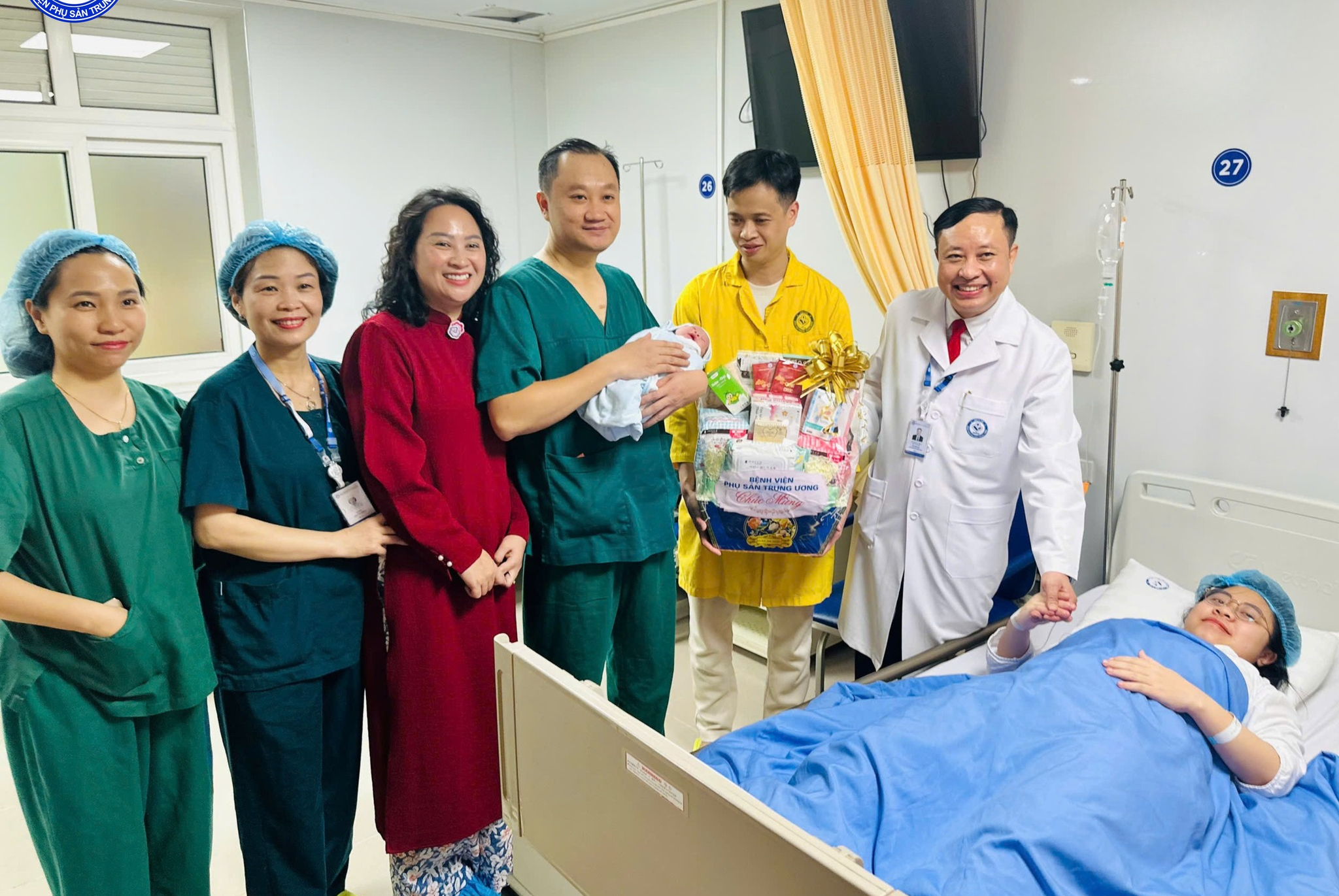 Ngắm 'chàng Ngựa vàng'  'xông đất' Bệnh viện Phụ sản Trung ương - Ảnh 4.