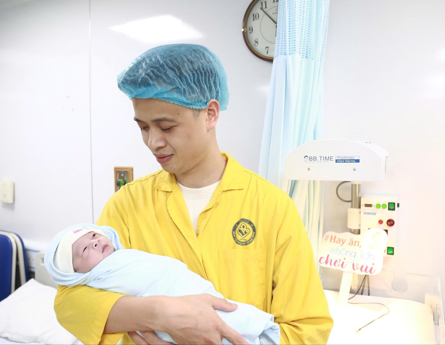 Ngắm 'chàng Ngựa vàng'  'xông đất' Bệnh viện Phụ sản Trung ương - Ảnh 5.