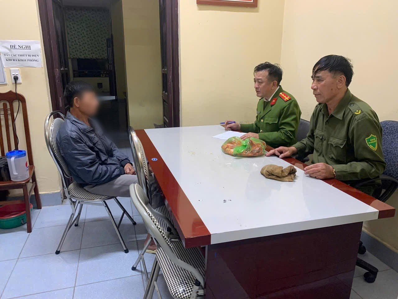 Đốt pháo nổ trái phép trong đêm Giao thừa, người đàn ông bị lập hồ sơ xử phạt- Ảnh 1.