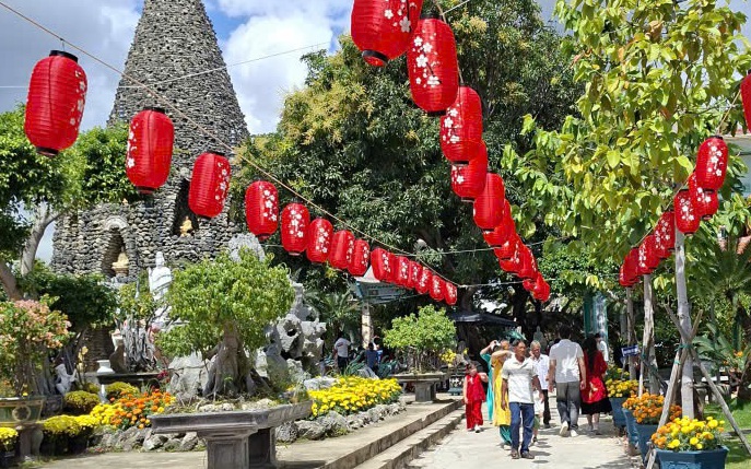 Du xuân thăm ngôi chùa làm bằng vỏ ốc độc đáo ở miền Trung