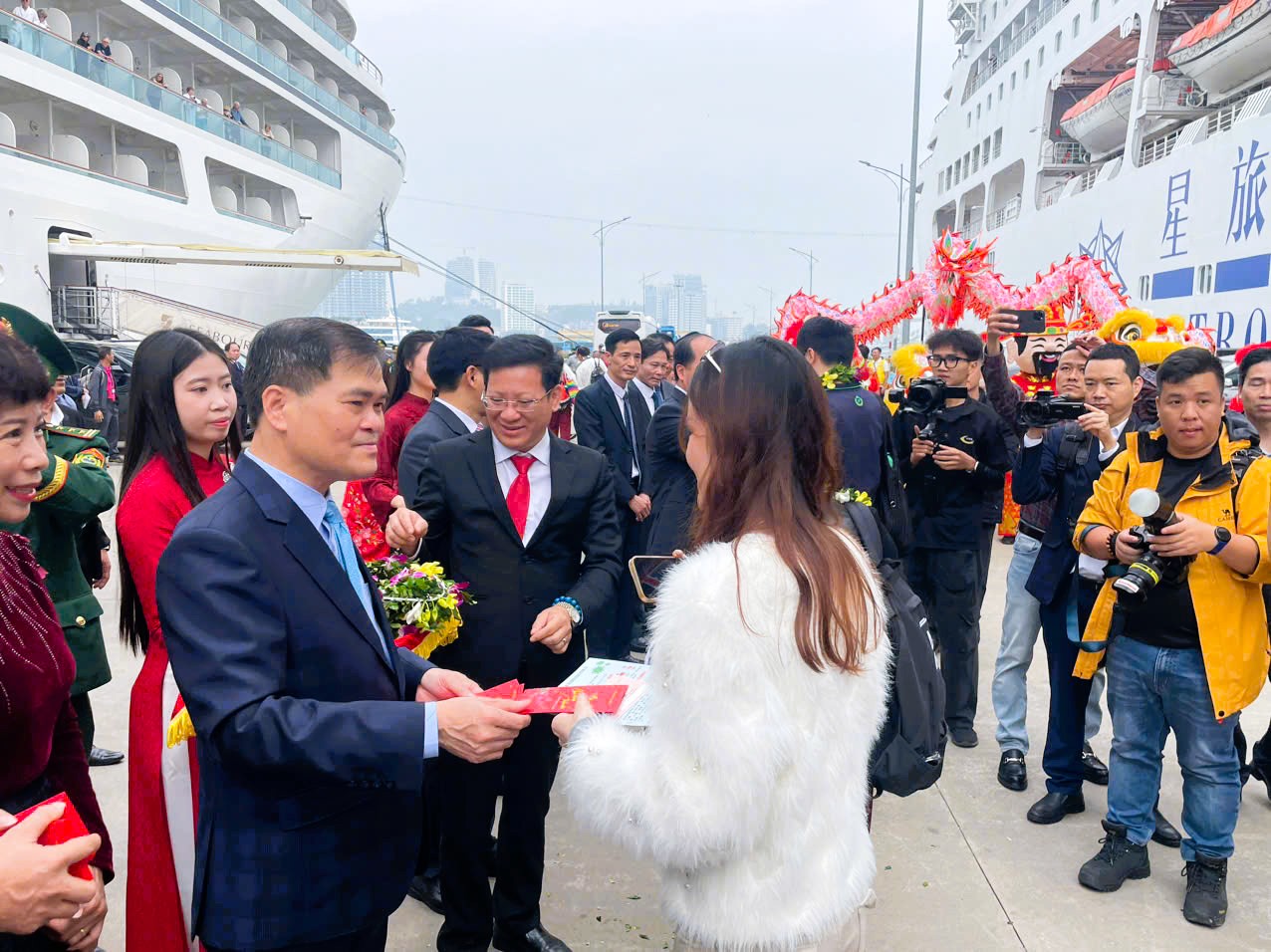 Hơn 2.300 du khách quốc tế xông đất Quảng Ninh bằng siêu du thuyền hạng sang- Ảnh 3.