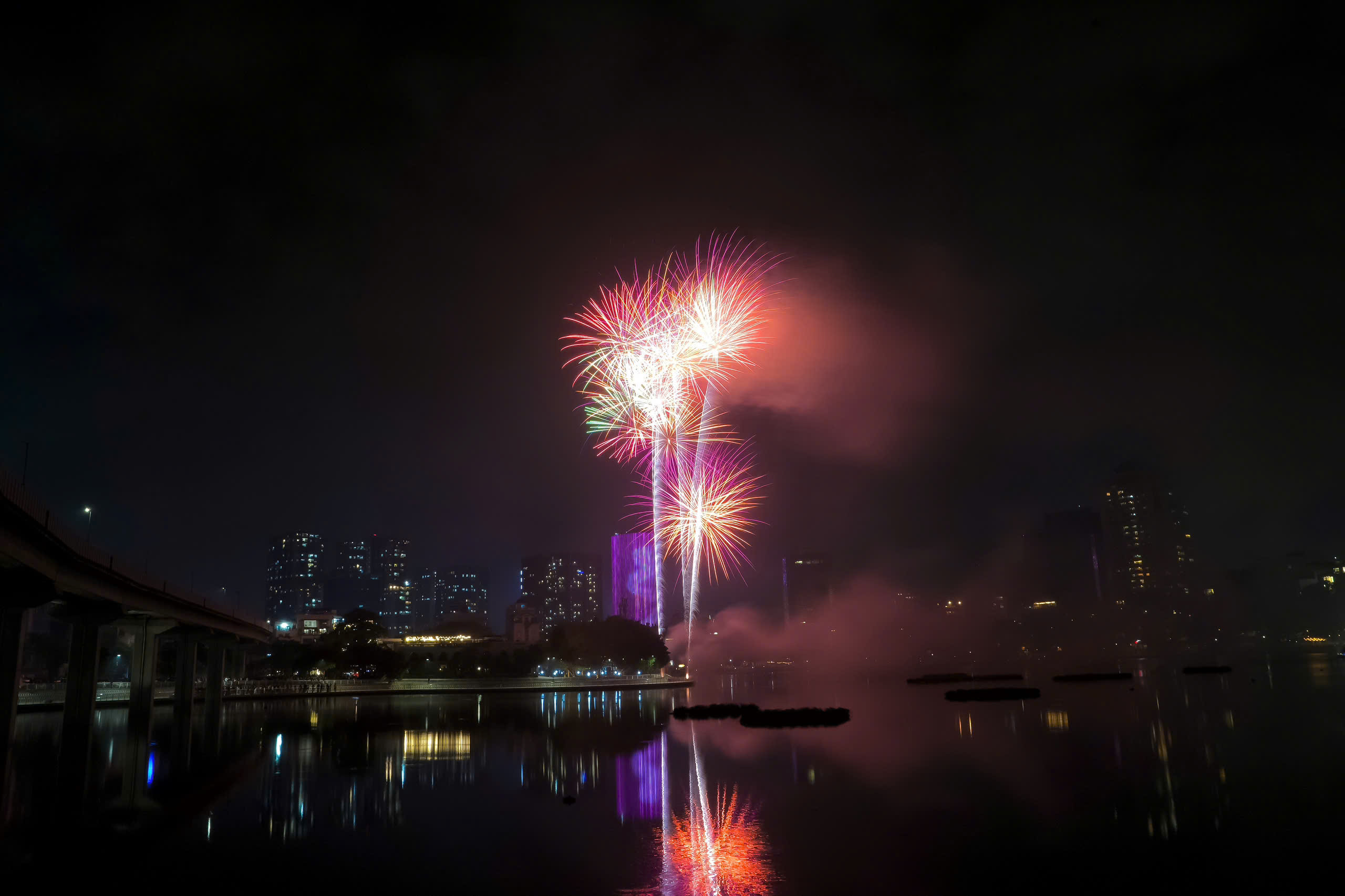 Khoảnh khắc pháo hoa thắp sáng bầu trời Hà Nội đêm giao thừa- Ảnh 5. Khoảnh khắc pháo hoa thắp sáng bầu trời Hà Nội đêm giao thừa- Ảnh 5.