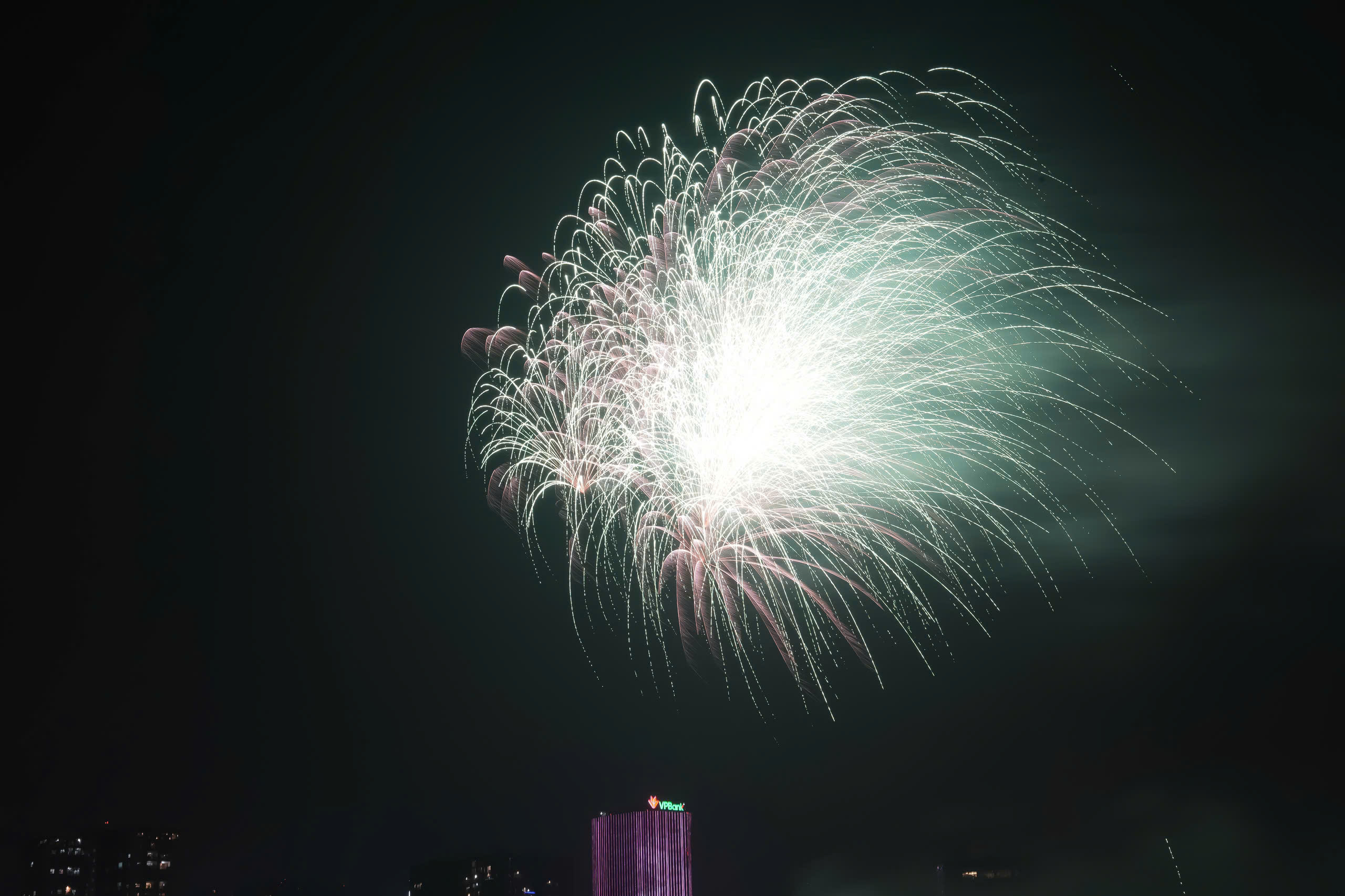 Khoảnh khắc pháo hoa thắp sáng bầu trời Hà Nội đêm giao thừa- Ảnh 6. Khoảnh khắc pháo hoa thắp sáng bầu trời Hà Nội đêm giao thừa- Ảnh 6.