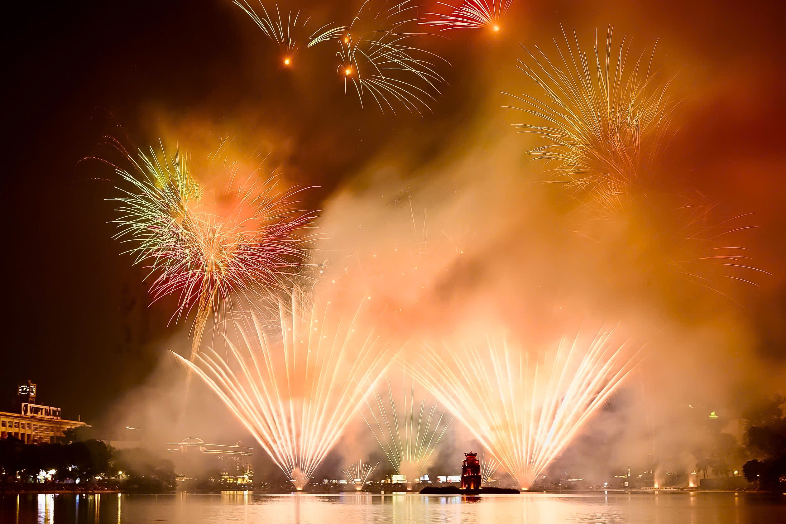 Khoảnh khắc pháo hoa thắp sáng bầu trời Hà Nội đêm giao thừa- Ảnh 7. Khoảnh khắc pháo hoa thắp sáng bầu trời Hà Nội đêm giao thừa- Ảnh 7.