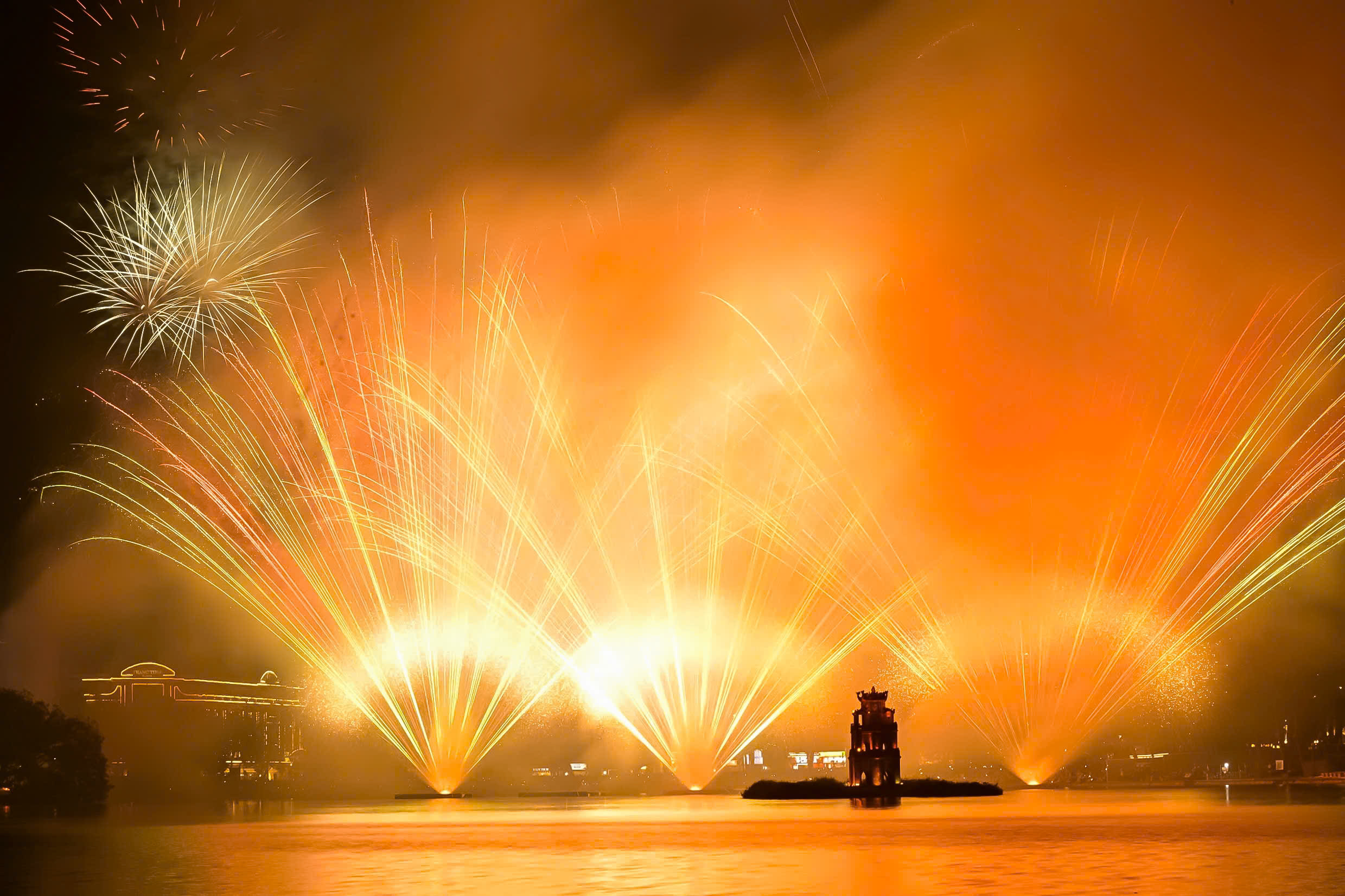 Khoảnh khắc pháo hoa thắp sáng bầu trời Hà Nội đêm giao thừa- Ảnh 2. Khoảnh khắc pháo hoa thắp sáng bầu trời Hà Nội đêm giao thừa- Ảnh 2.